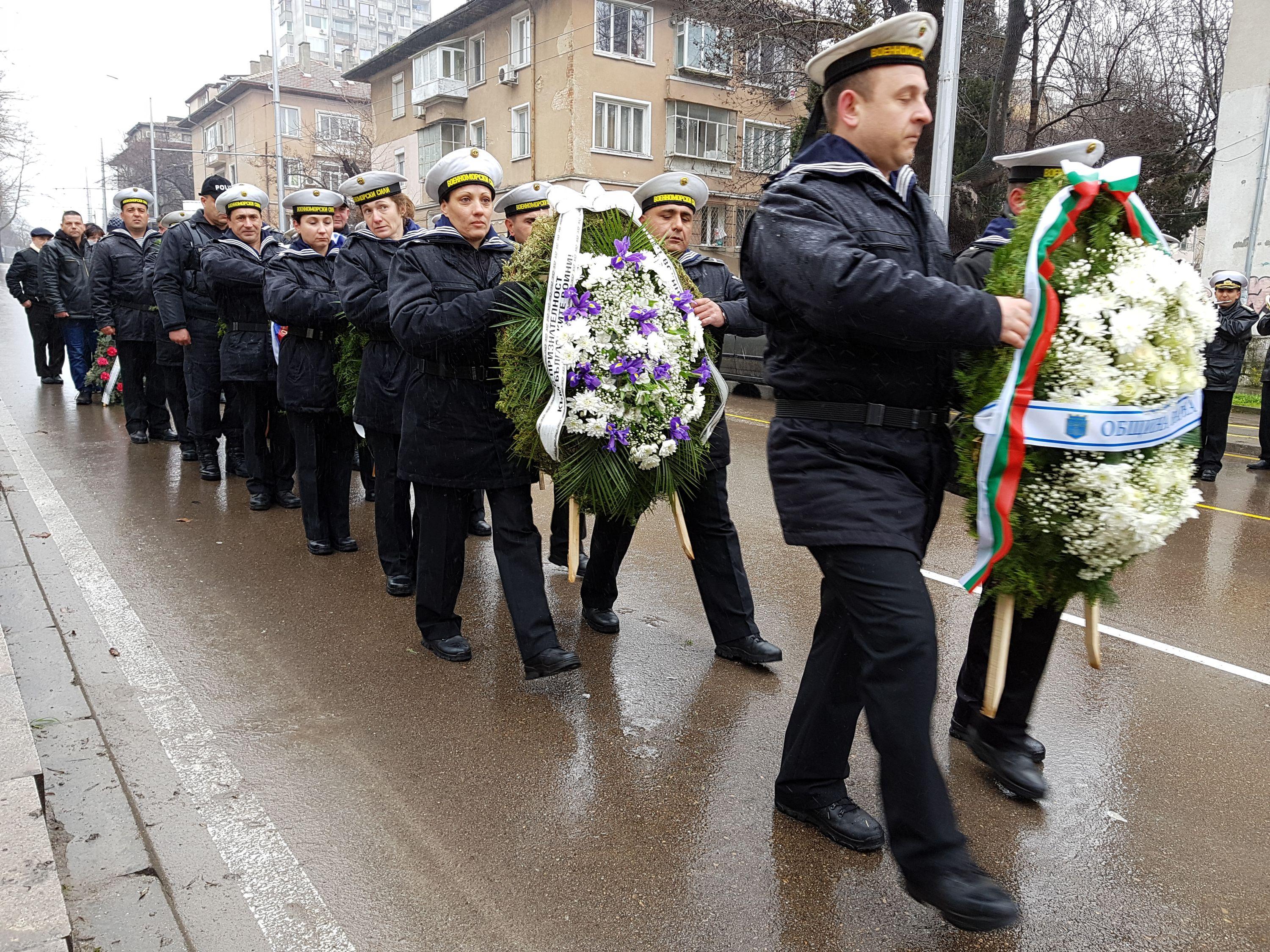 Представителна рота на военноморските сили и граждани се поклониха пред Арката на 8-ми Приморски полк