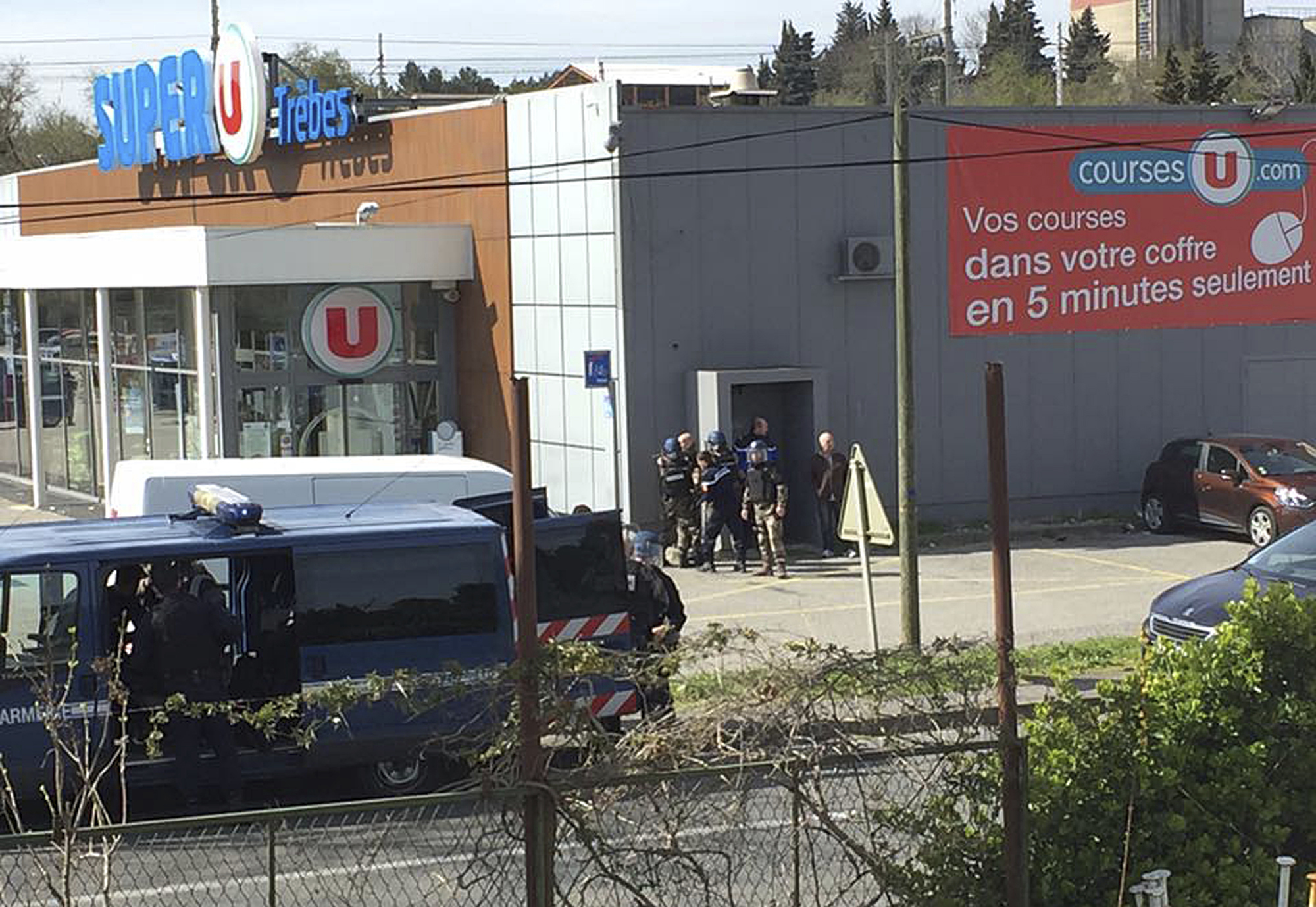 Мъж държа заложници в супермаркет във Франция
