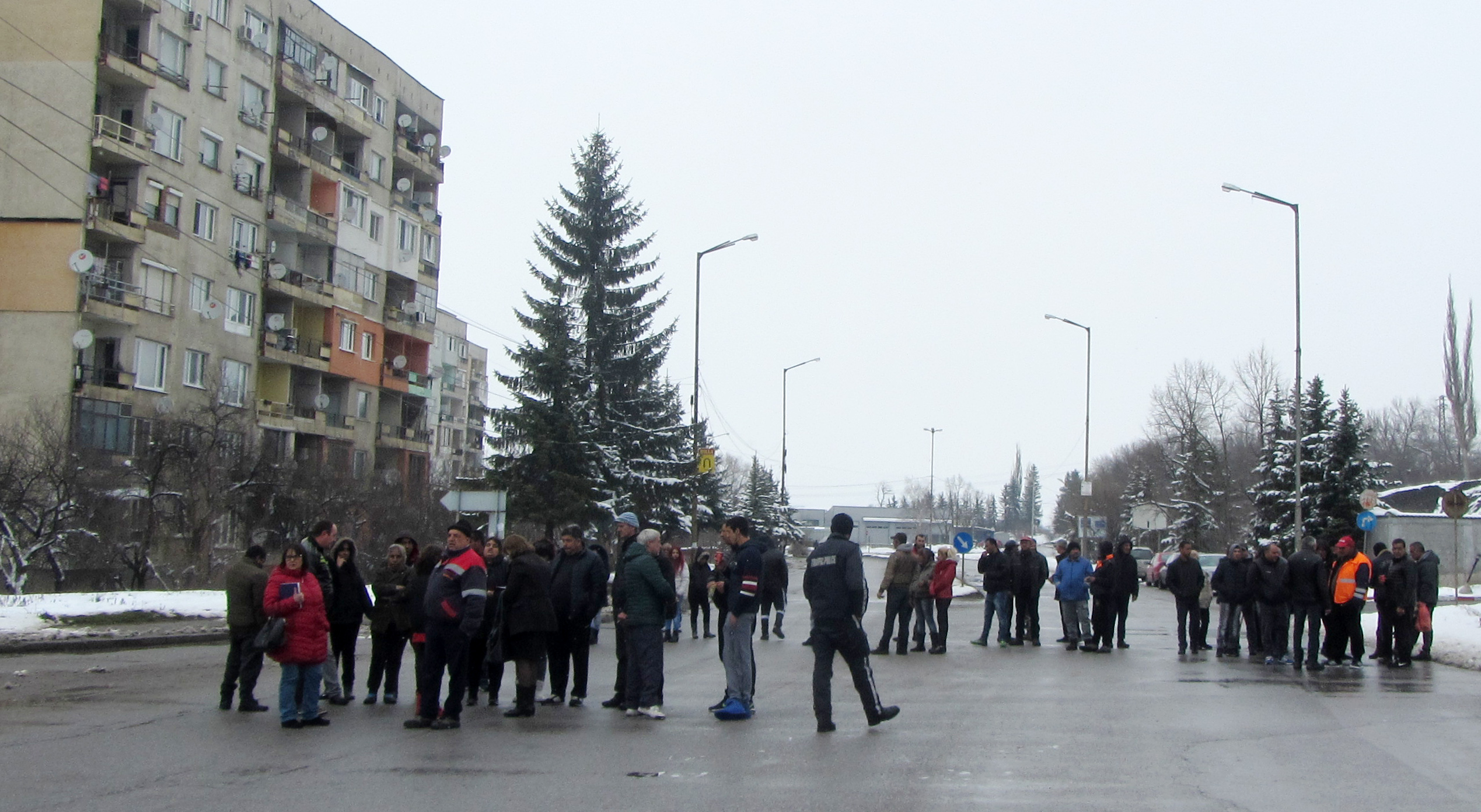 В Перник протестират заради калните улици с дупки