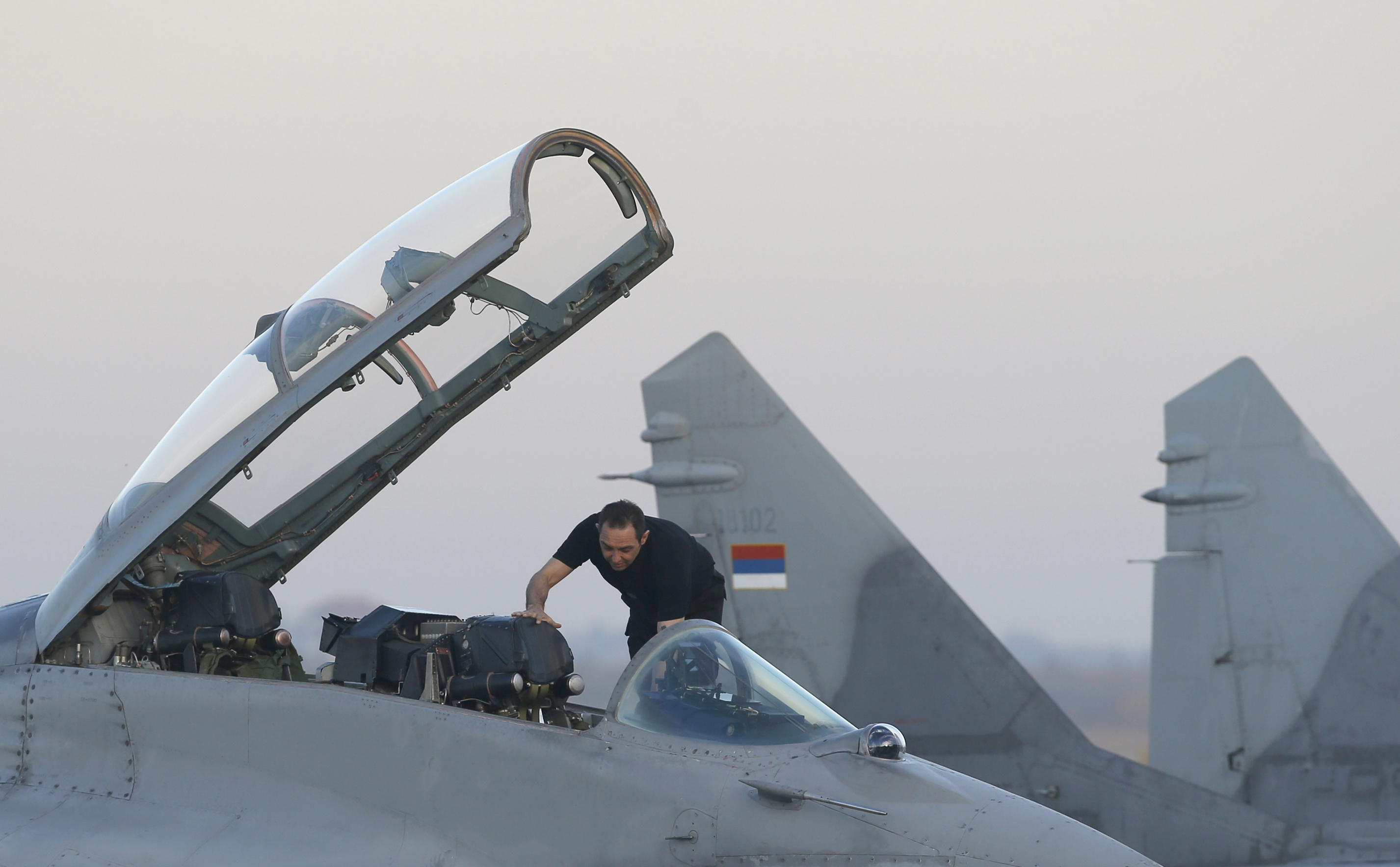 Министърът на отбраната Александър Вулин инспектира изтребител МиГ-29 във военна база, недалеч от Белград