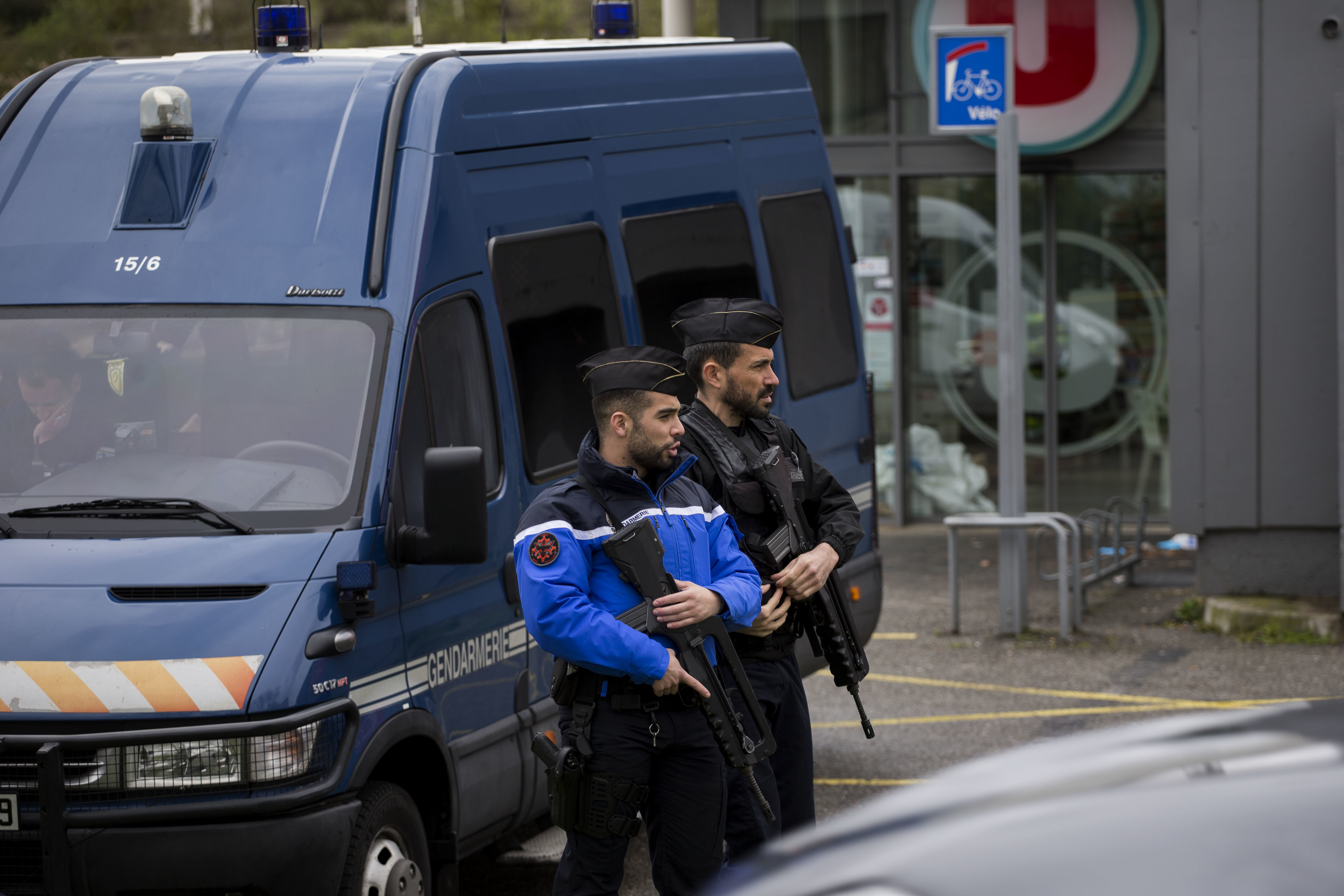 Полицаи пред супермаркета в Треб след терористичната атака