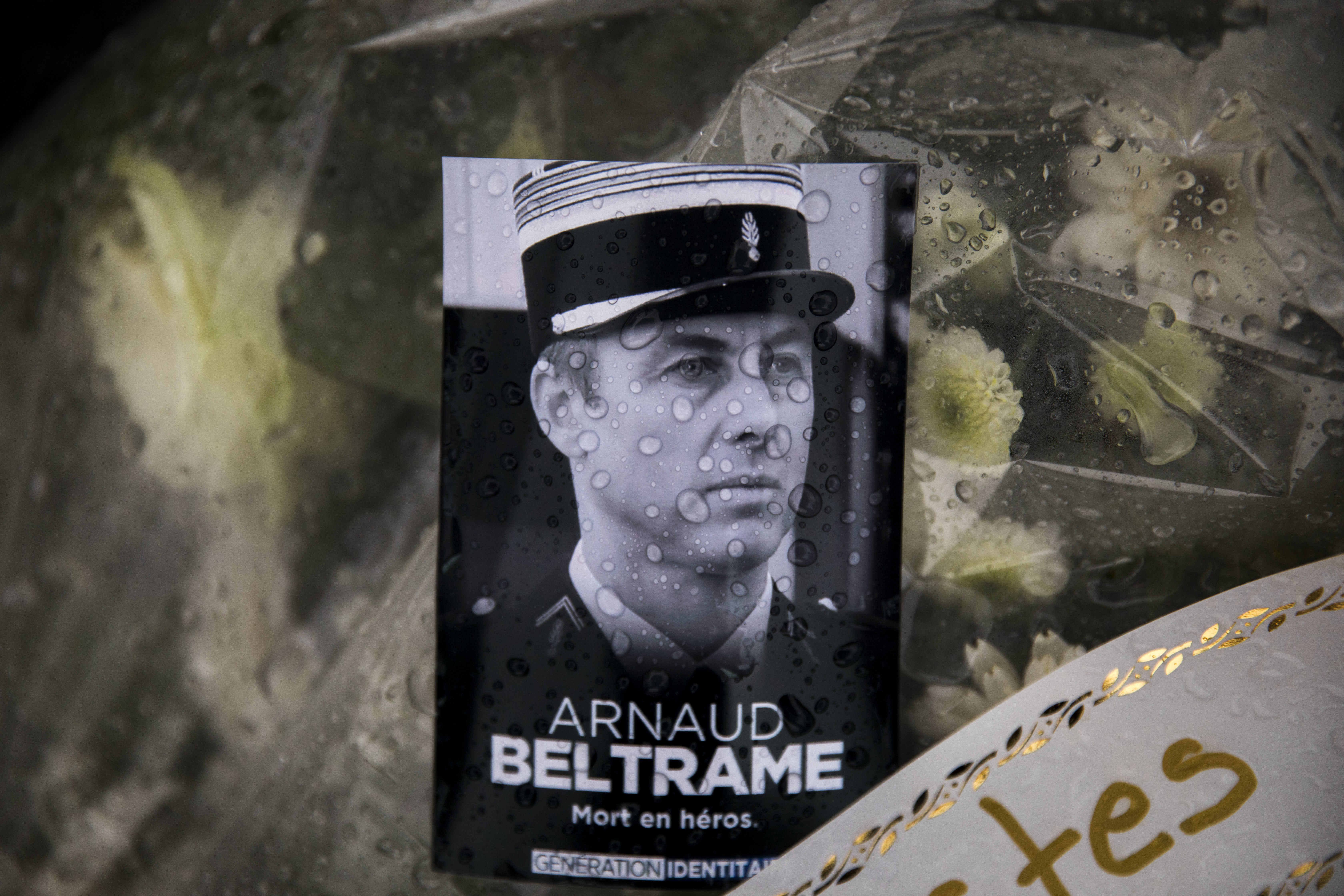 Почит към жандармериста Арно Белтрам, който загина при атентата в супермаркета в Треб, Франция