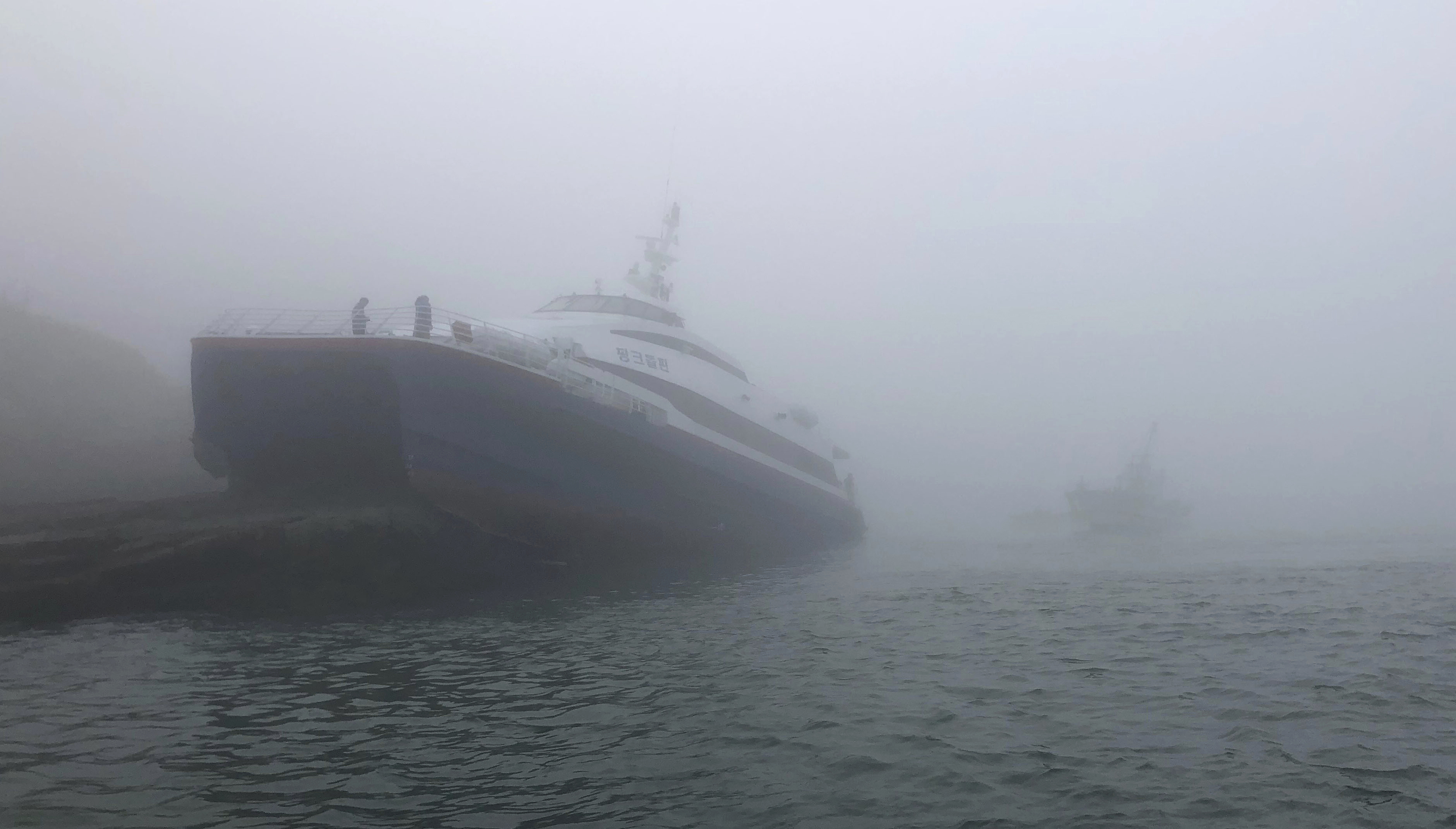 Ферибот се натъкна на скали в мъгливото време край бреговете на Южна Корея