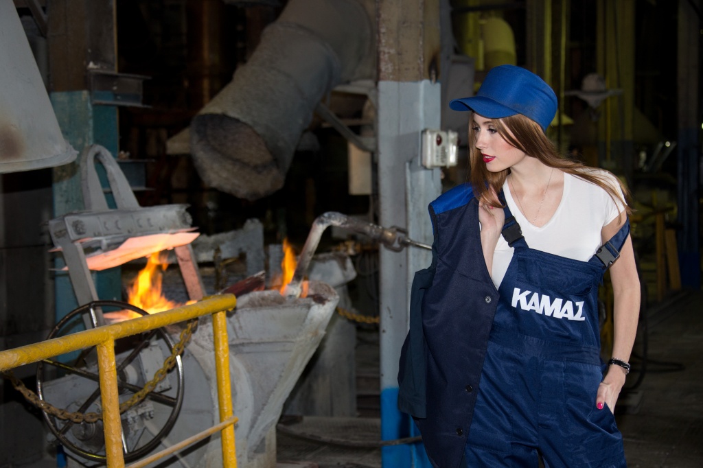 Работничките, които сглобяват камионите КАМАЗ (снимки)