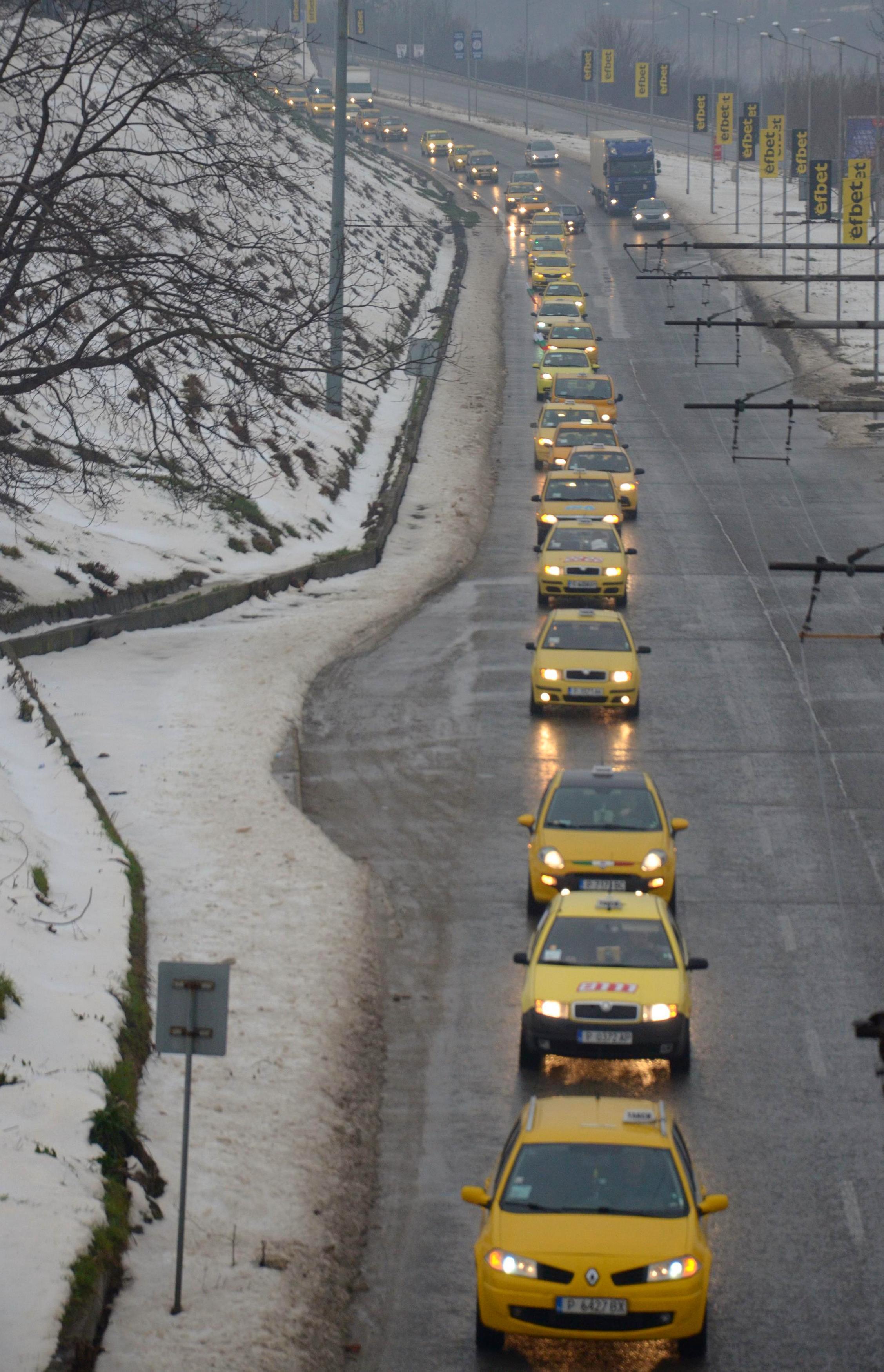Двеста таксиметрови коли се включиха в протестно шествие в Русе