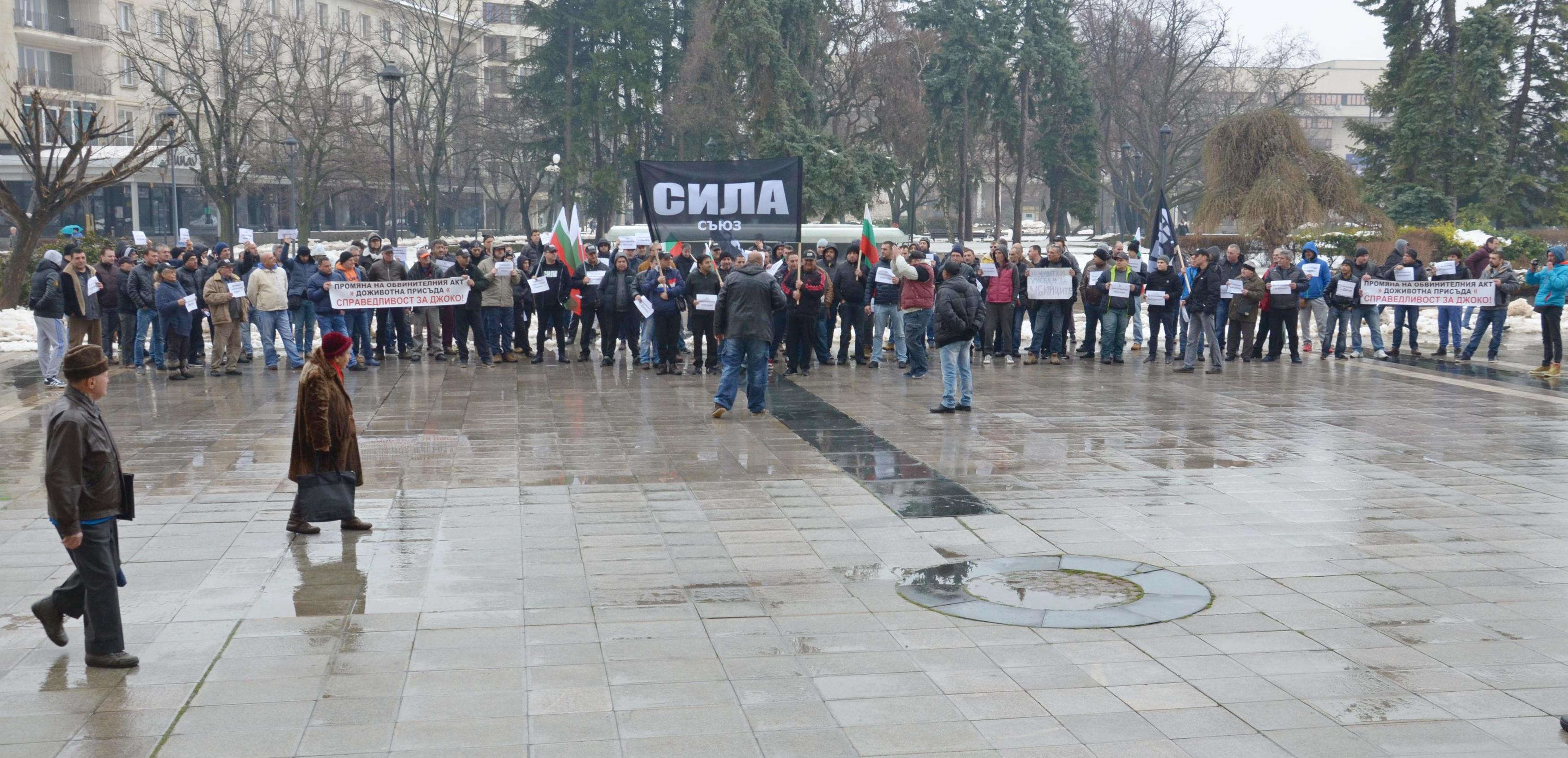 Хората поставят цветя в памет на жертвите на пожара в руския мол