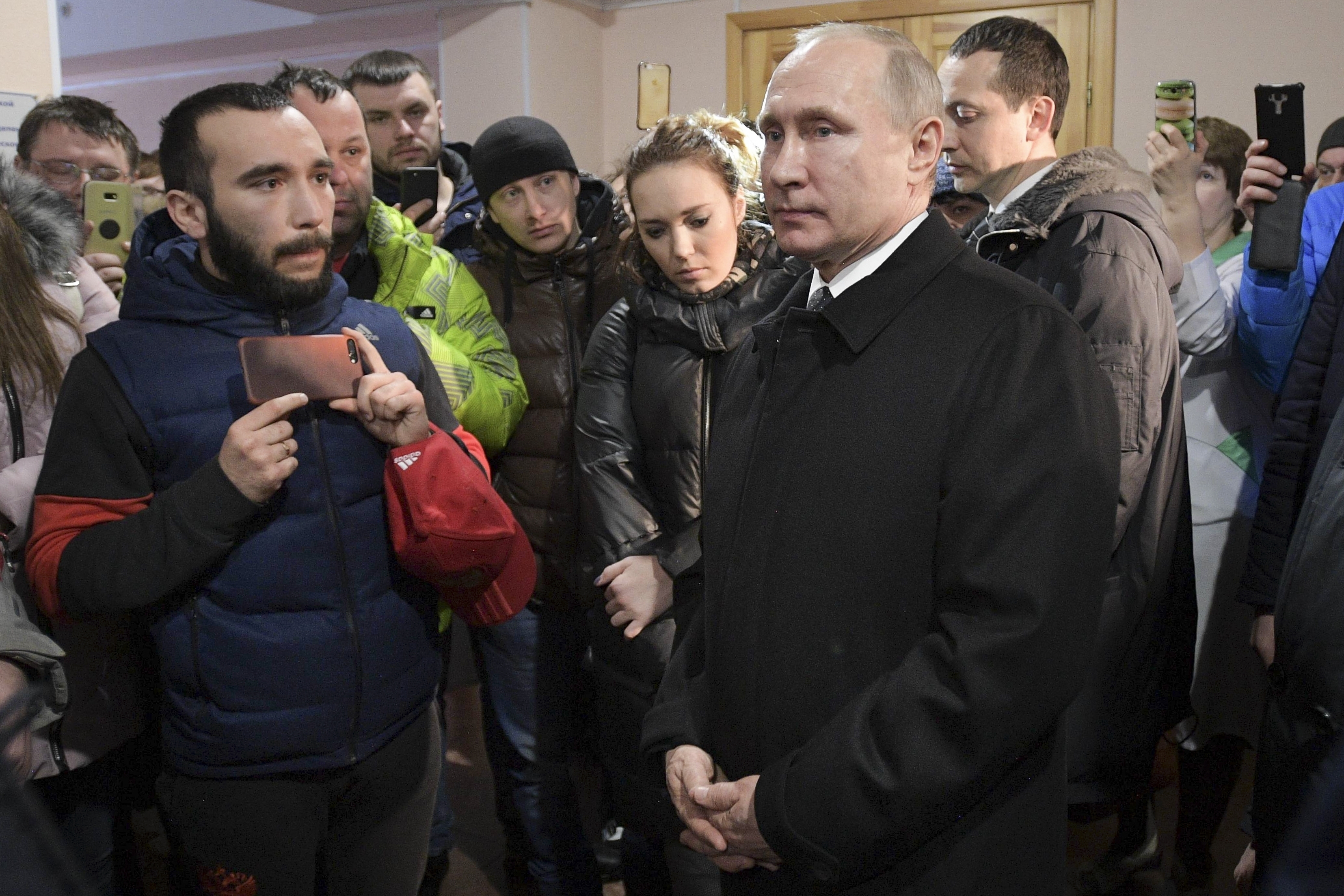 Владимир Путин дойде след трагедията при хората, загубили деца и близки в пожара