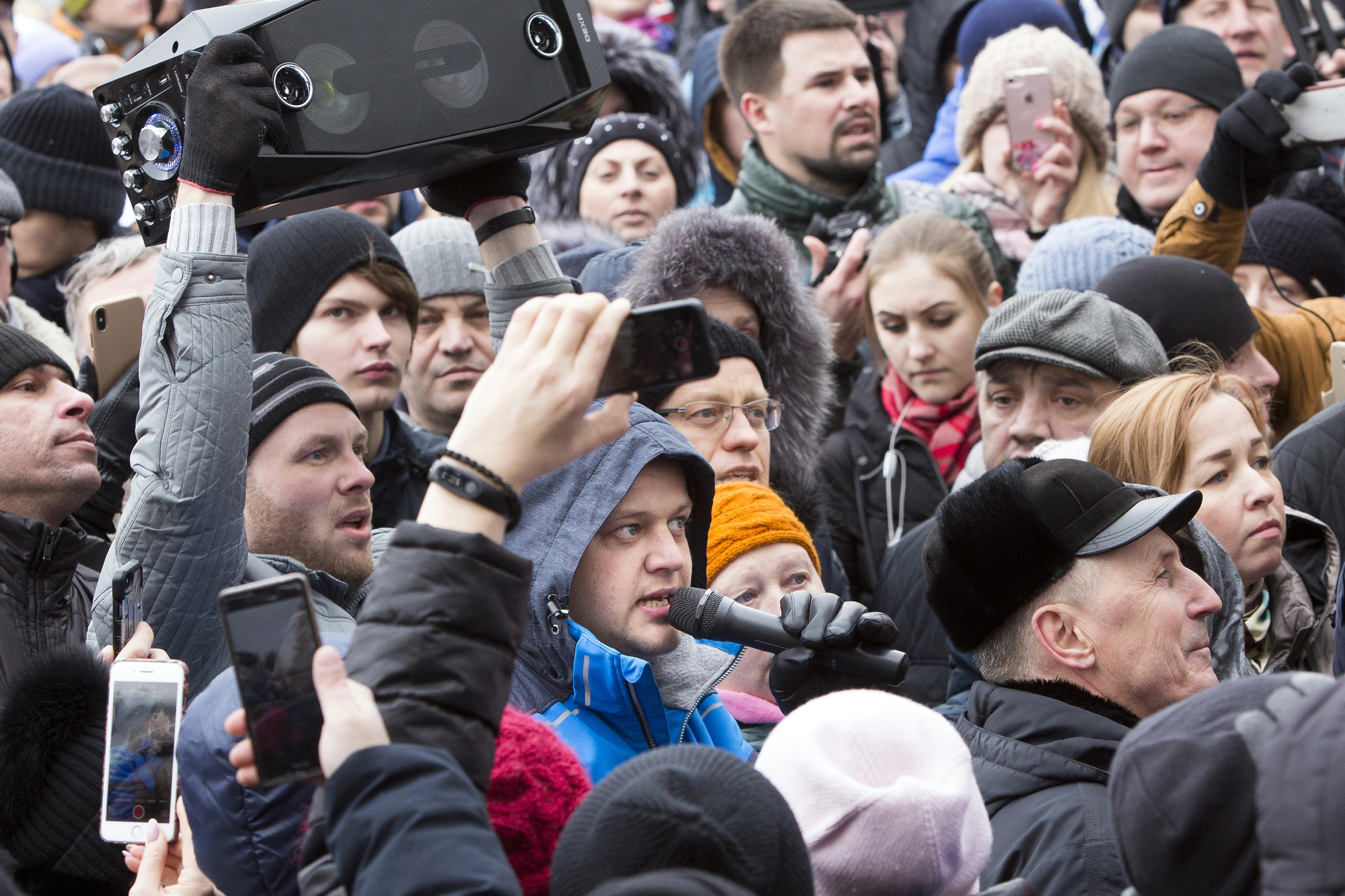 Стотици гневни руснаци обвиняват местните власти за трагедията в мола в Кемерово