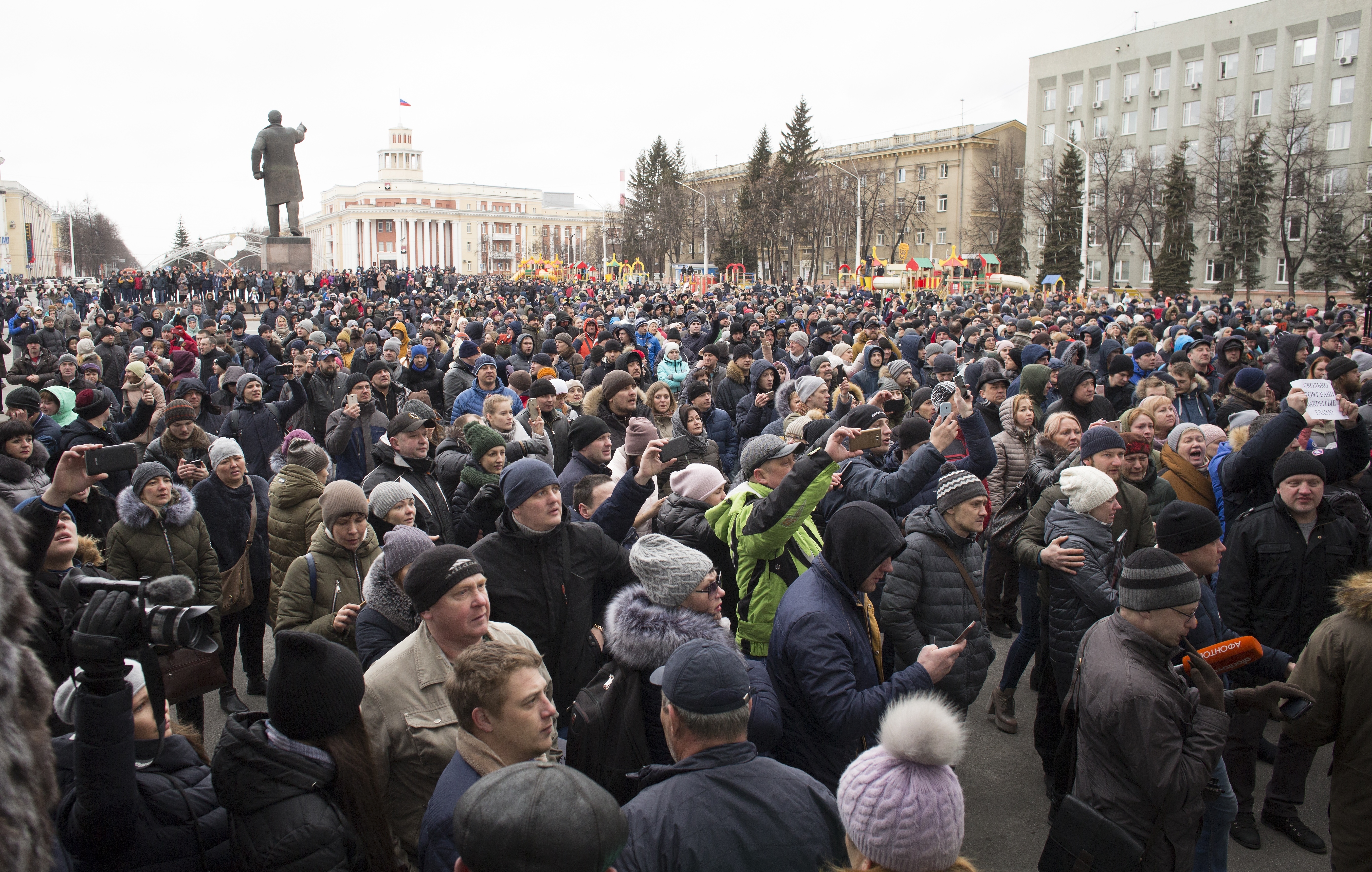 Стотици гневни руснаци обвиняват местните власти за трагедията в мола в Кемерово