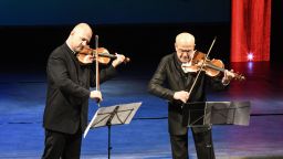 Минчо Минчев и Николай Минчев с коронния си концерт от Бах на музикалното "Варненско лято"