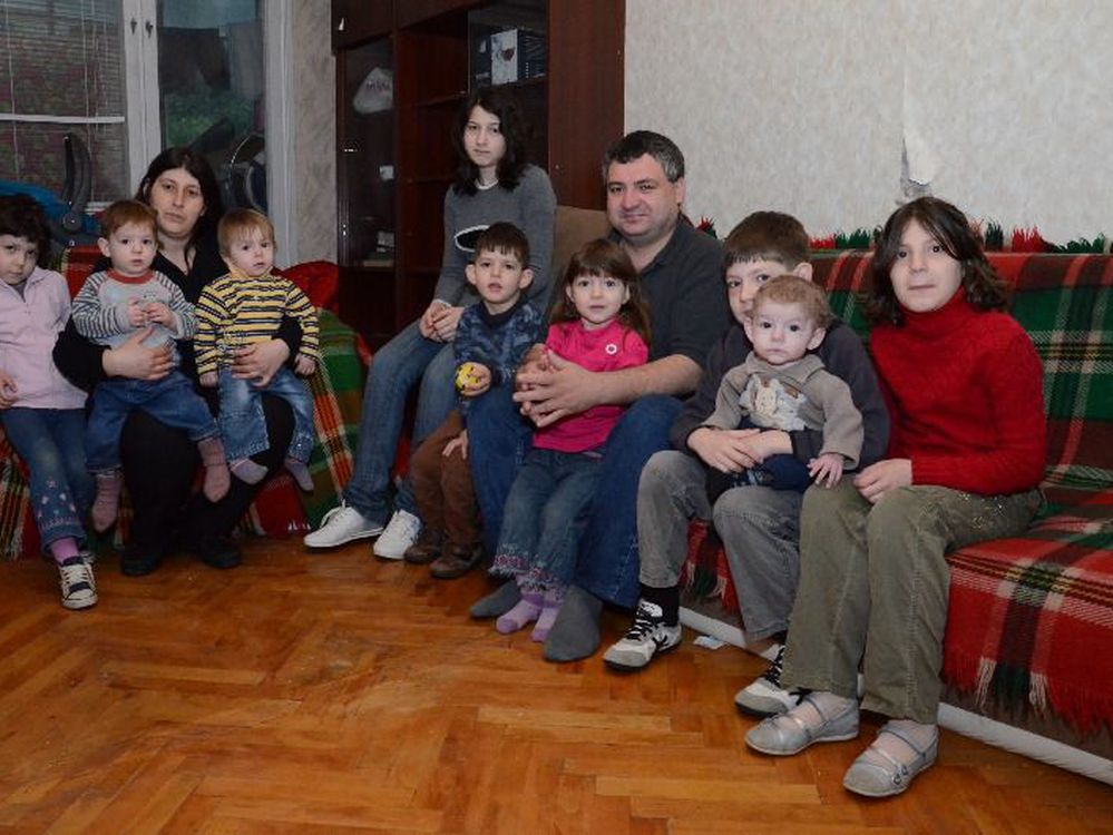 Отнеха 11-те деца на русенското семейство