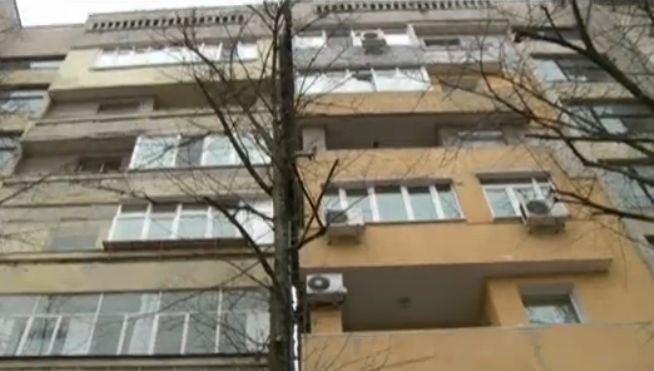 7-етажен жилищен блок в Русе се разцепи