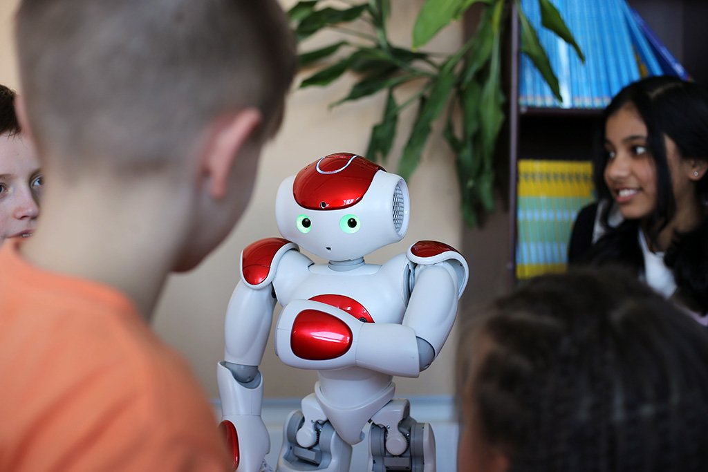 Финландия пробно заменя учители с роботи