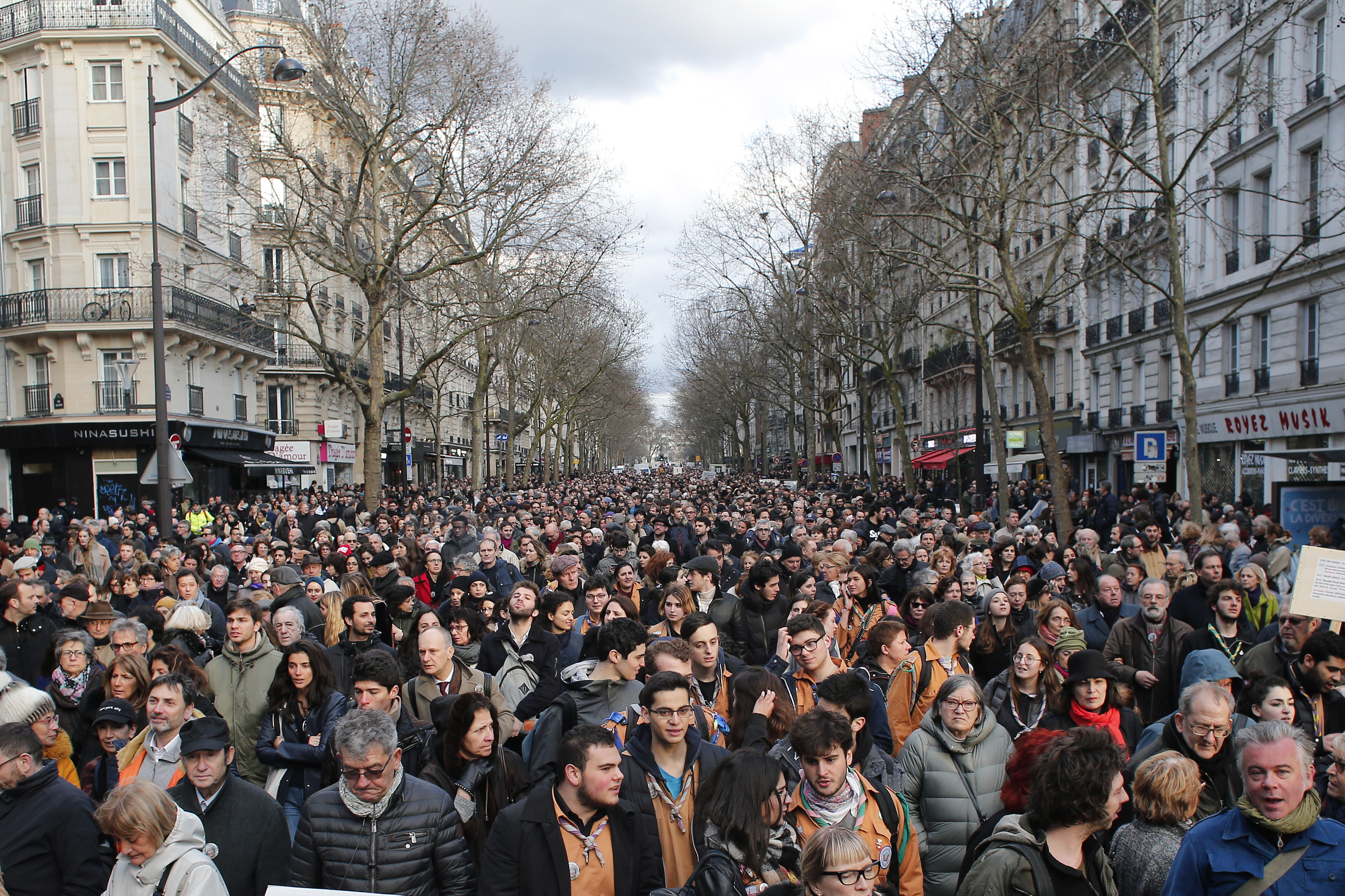 Мълчалив марш в памет на убитата Мирейл Кнол в Париж