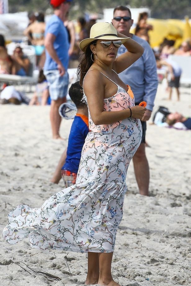Папараци заснеха бременната Ева на плажа