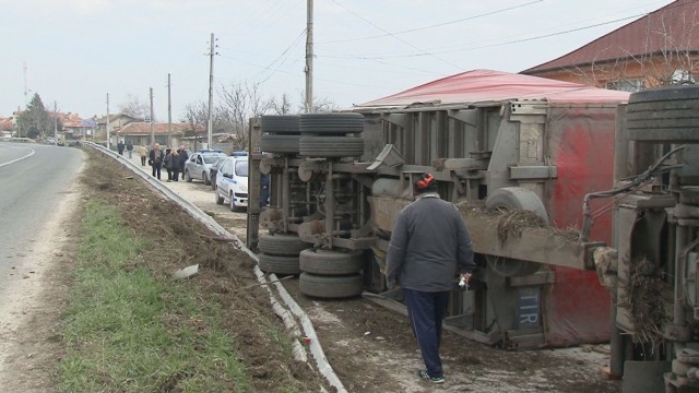 Румънски ТИР се обърна върху 3 коли край Варна