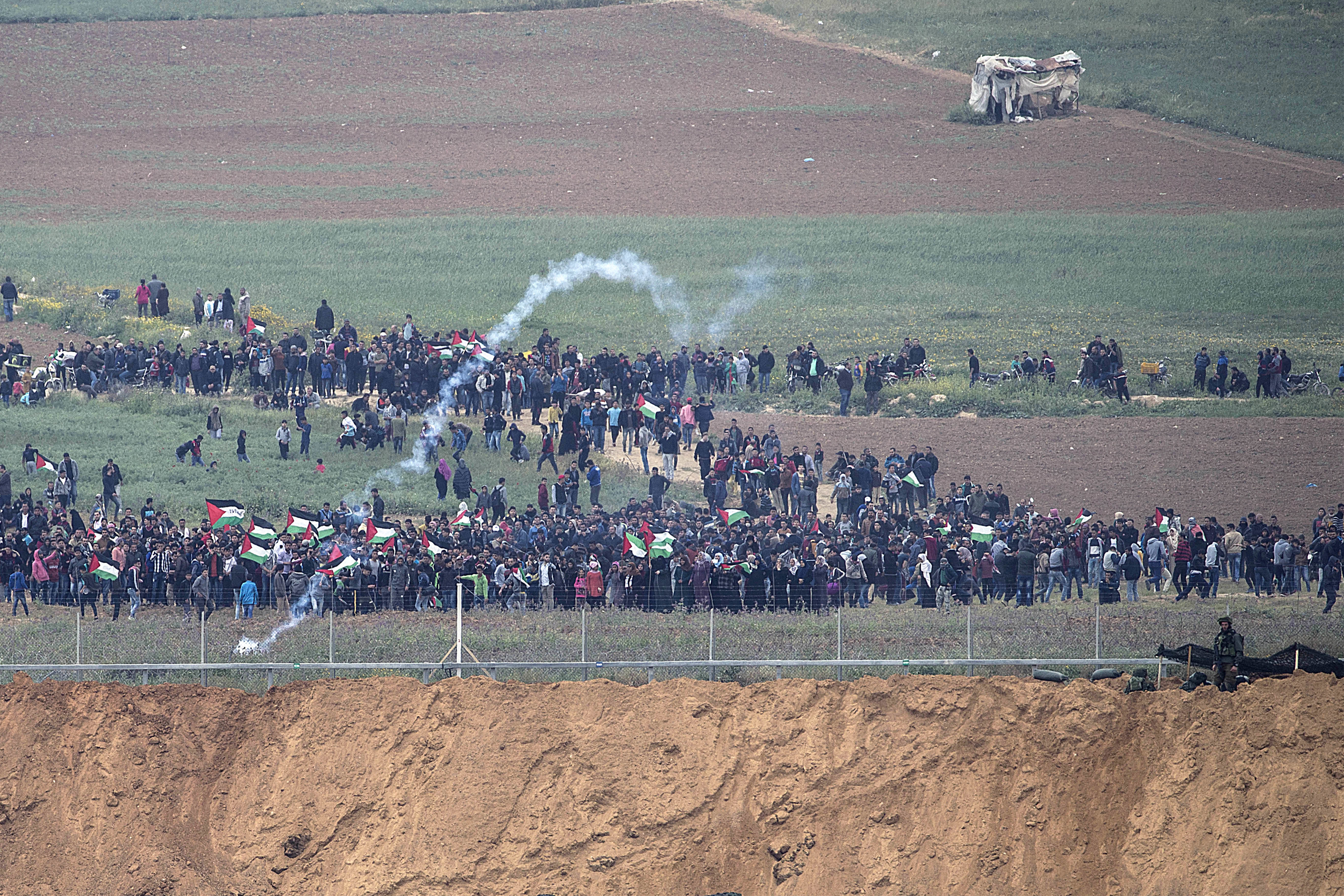 Хиляди палестинци протестират край границата