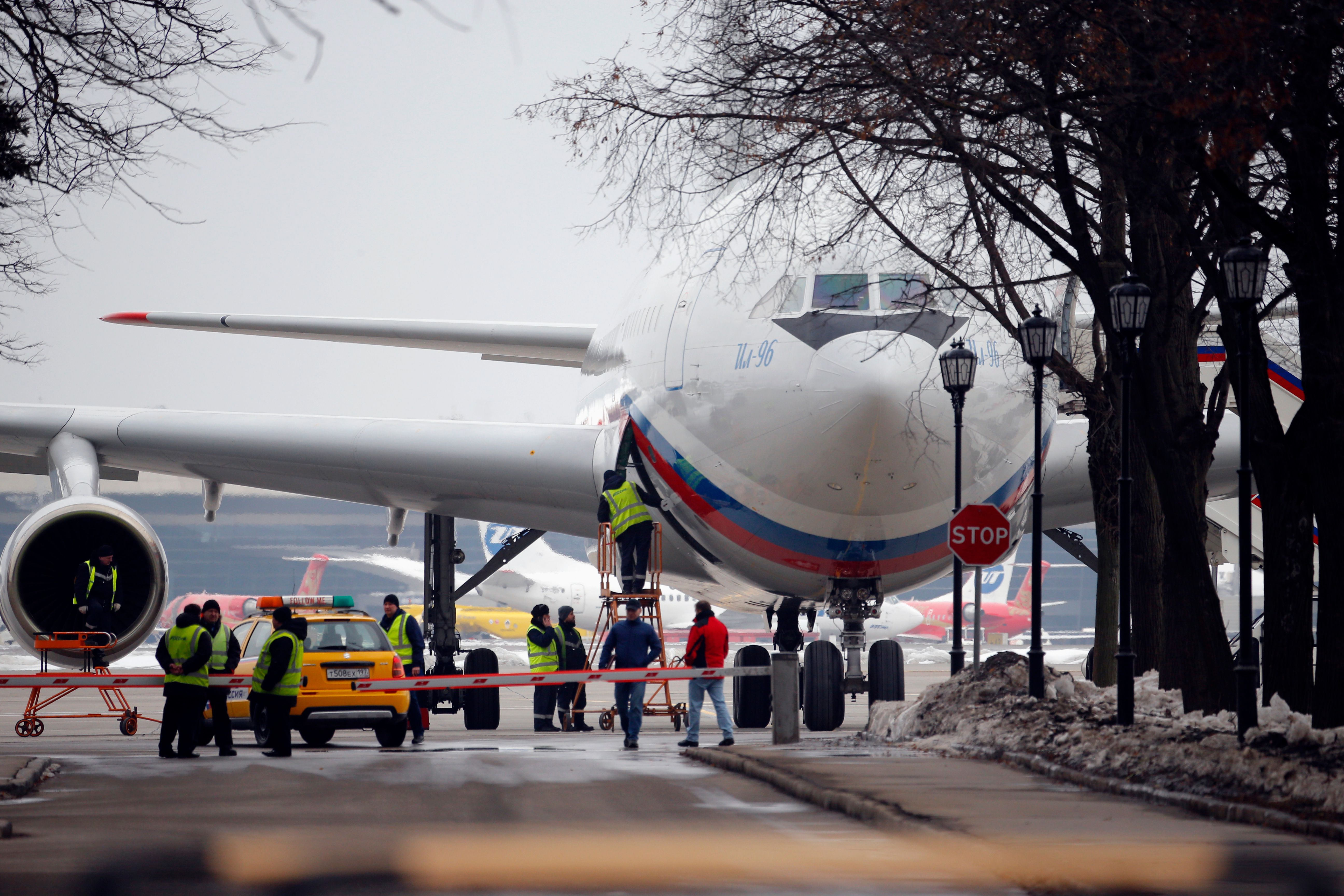 Първият самолет с изгонените от САЩ руски дипломати кацна в Москва