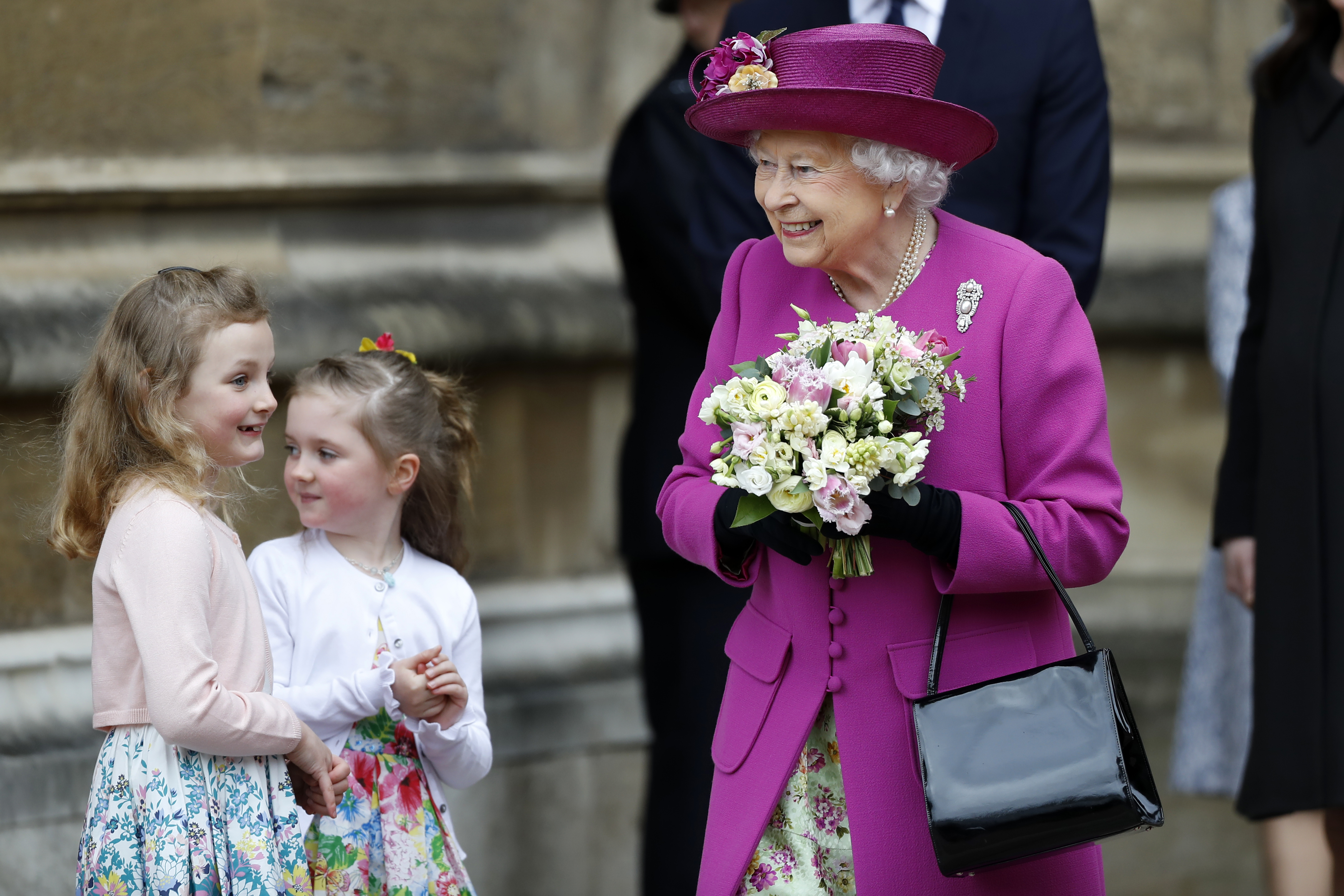 Елизабет II посети новородения си правнук