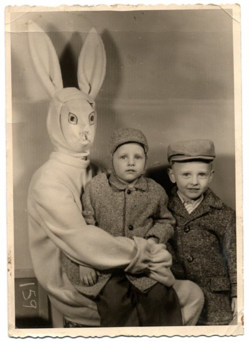 Най-зловещите снимки с Великденския заек