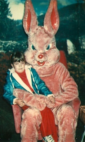Най-зловещите снимки с Великденския заек