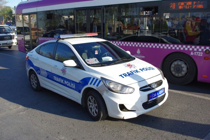Турски полицаи глобиха 37 шофьори от сватбарска колона
