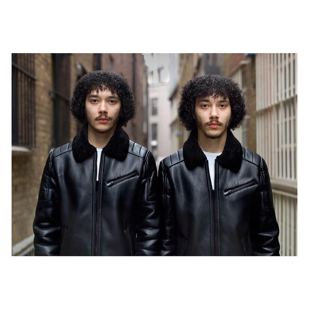 Еднояйните близнаци, които са толкова различни в проекта на Питър Зелевски