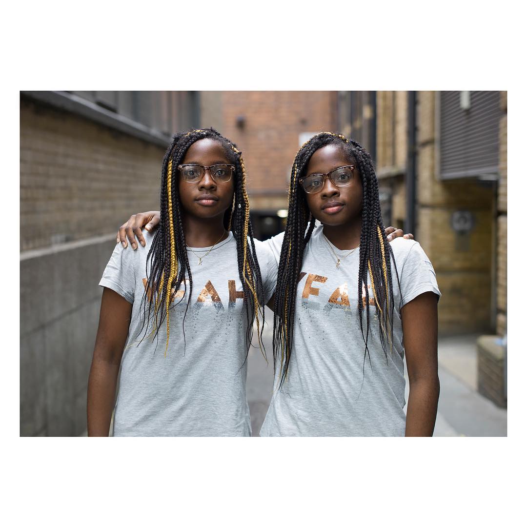 Такие разные близнецы. Twin это. Twin это. Близнецы. Twins группа дуэт.