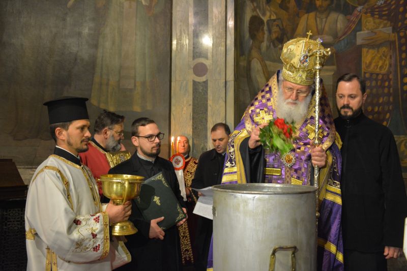 Светената вода бе прелята в съда, в който ще се вари мирото