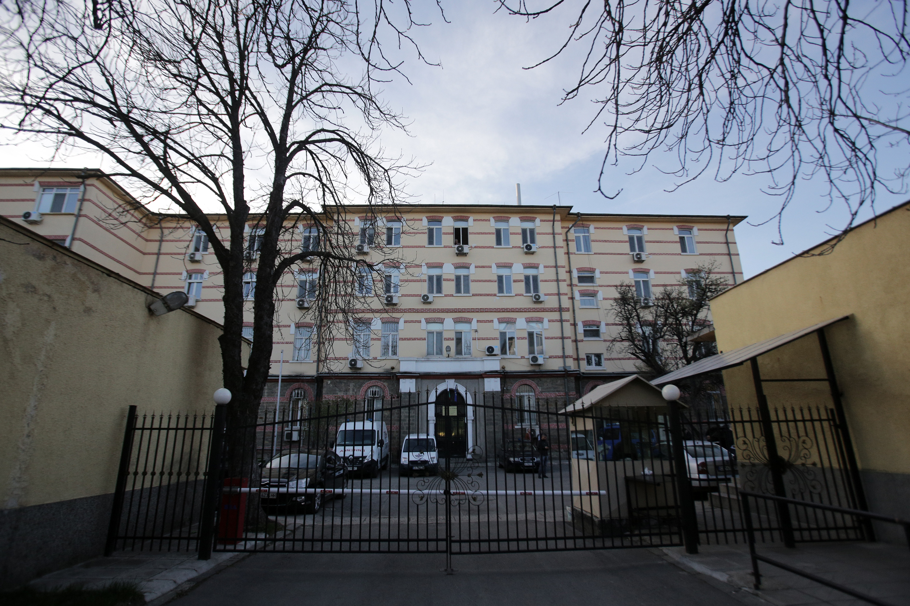 Двамата престъпници излязоха през централния вход на Софийския затвор