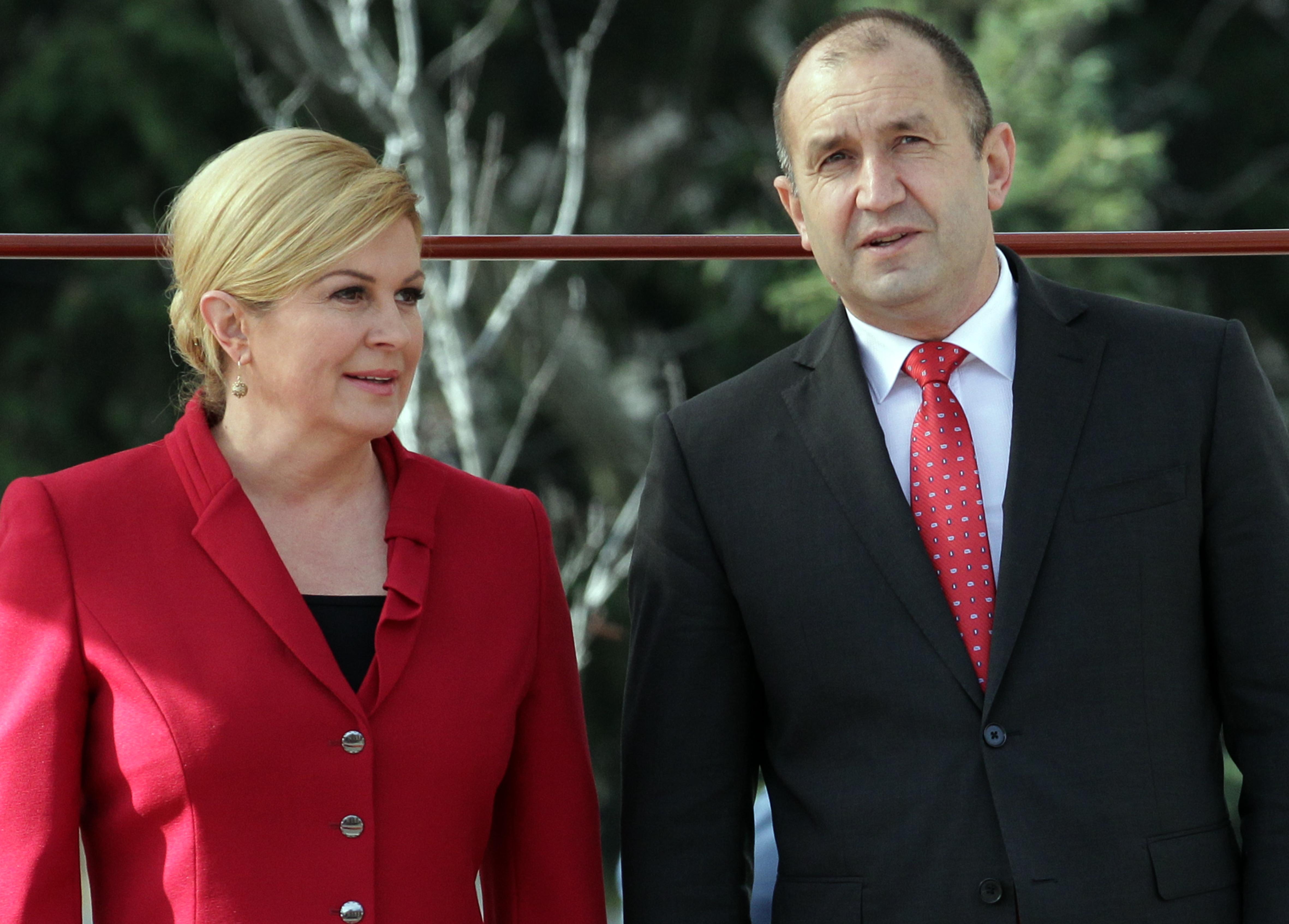 Президентът на Хърватия Колинда Грабар-Китарович беше официално посрещната от държавния глава Румен Радев на площад ”Св. Алексан