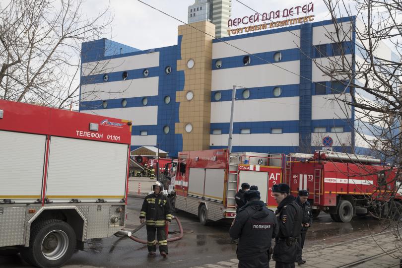 Пожар и в московски мол, един загина, има ранени (видео)