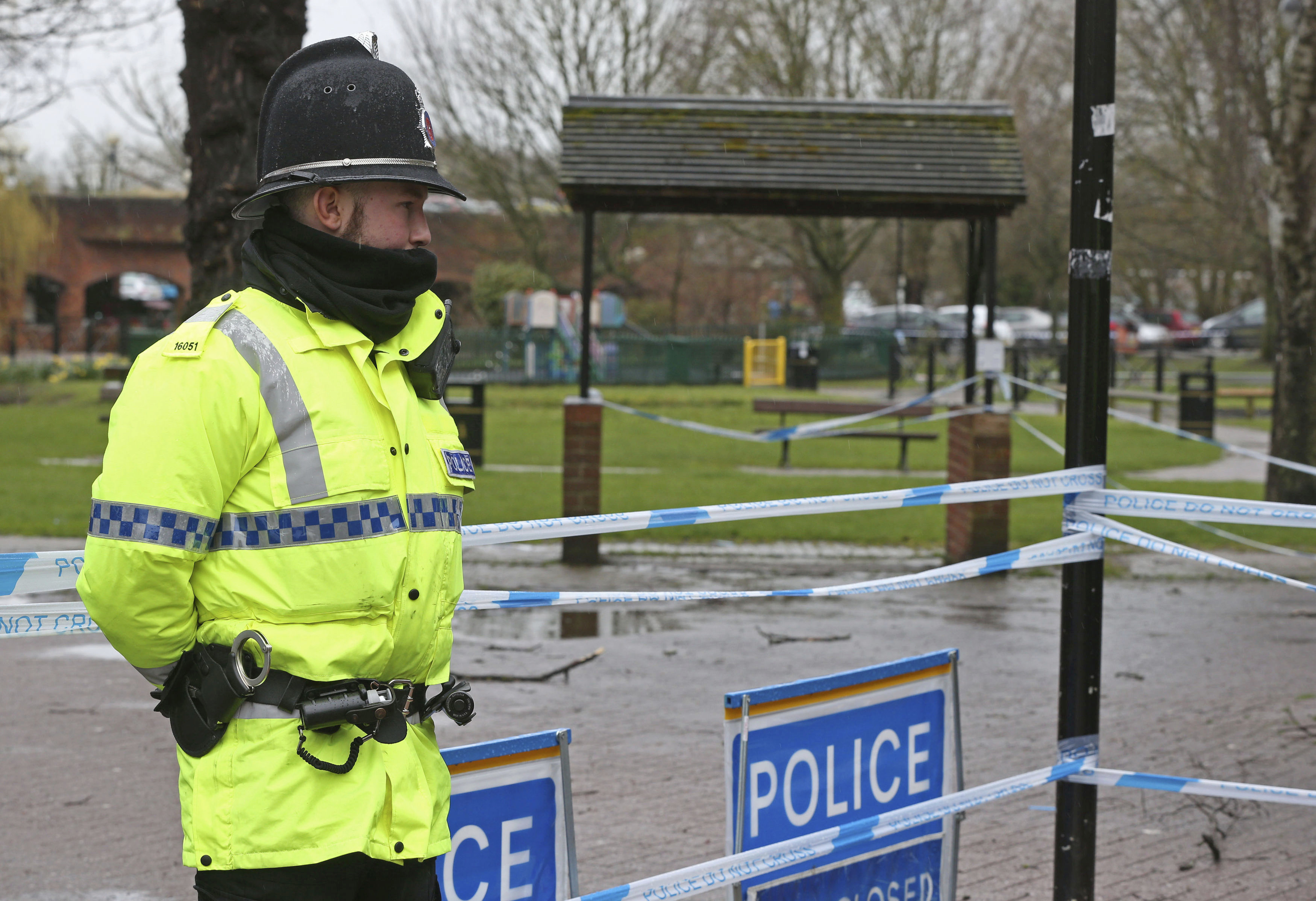 Британски полицай охранява мястото, където бяха открити отровени Сергей Скрипал и дъщеря му