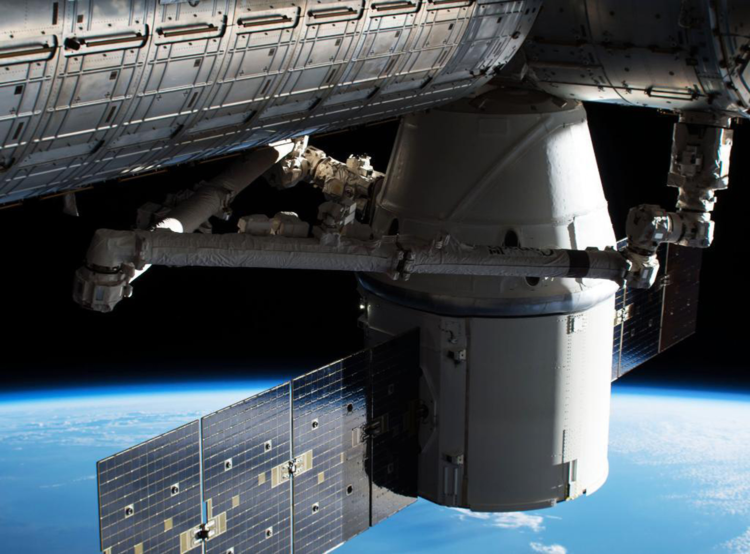 Роботизираната ръка на МКС е прихванала товарната капсула на SpaceX