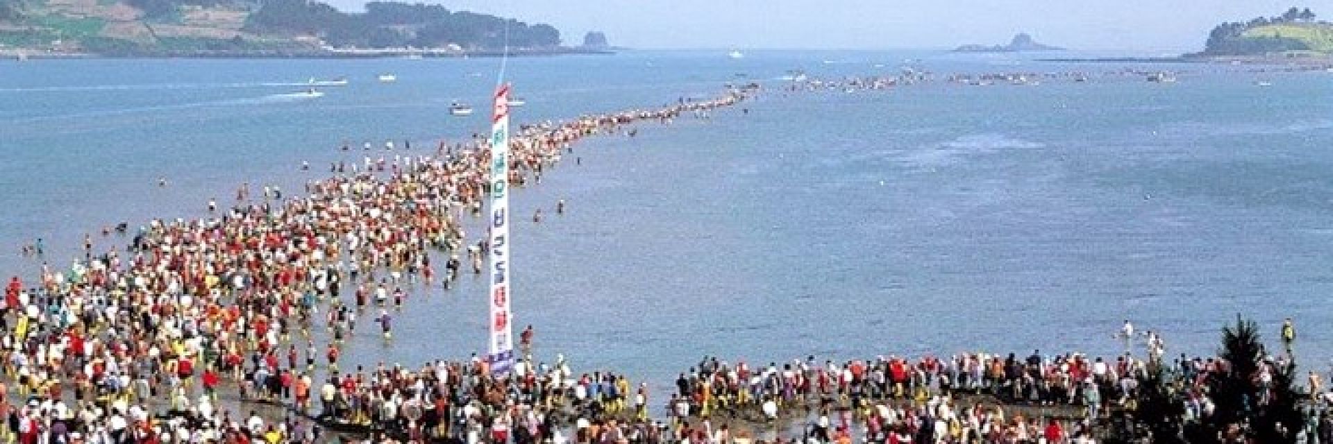 Пътят на Мойсей през морето не е само мит - има го в архипелага Чиндо