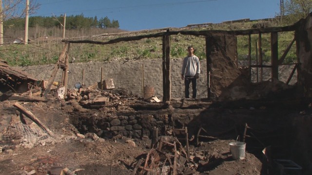 Абитуриент и майка му останаха без дом