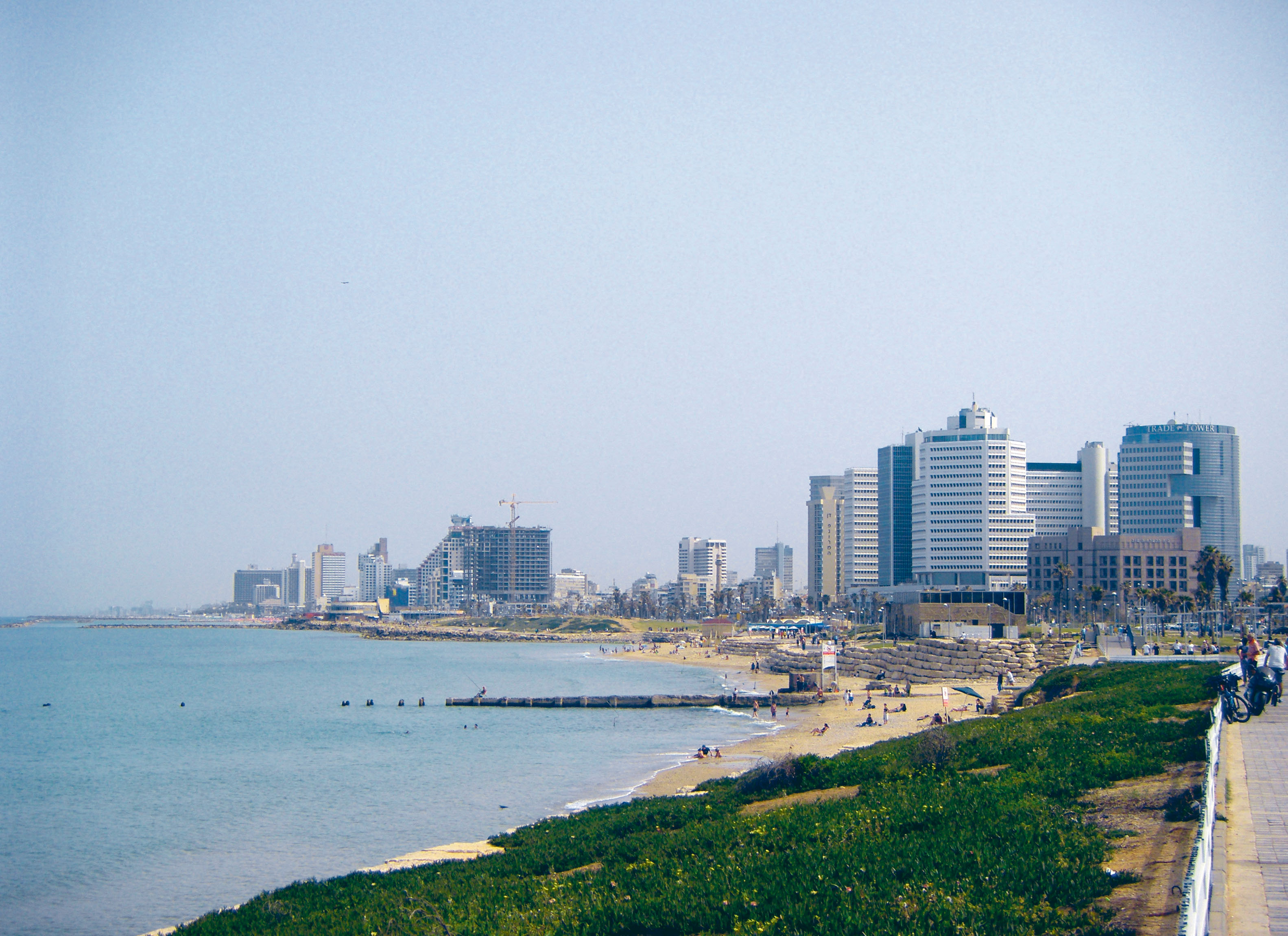 И в Тел Авив покрай морето се е ширнала върволица от хотели
