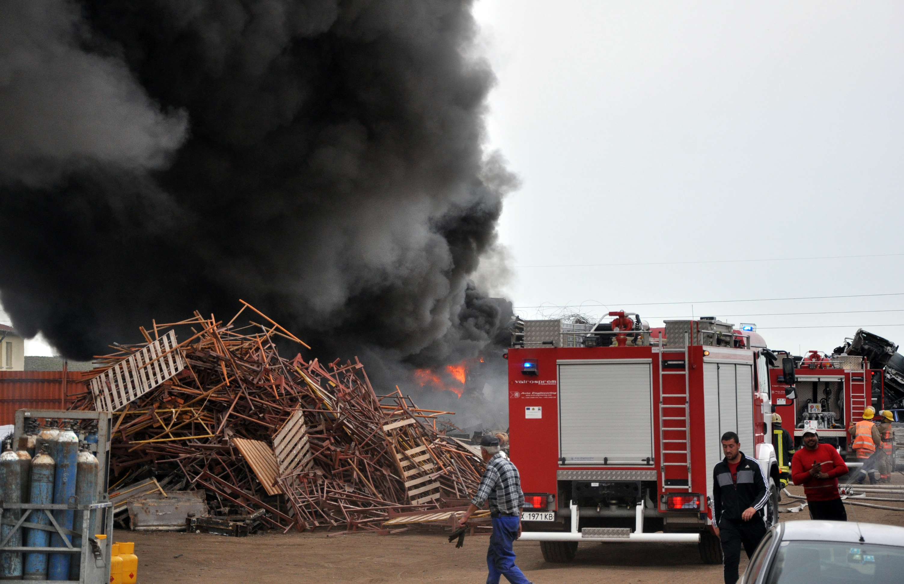 Голям пожар бушува в база за вторични суровини край хасковския квартал ”Република”