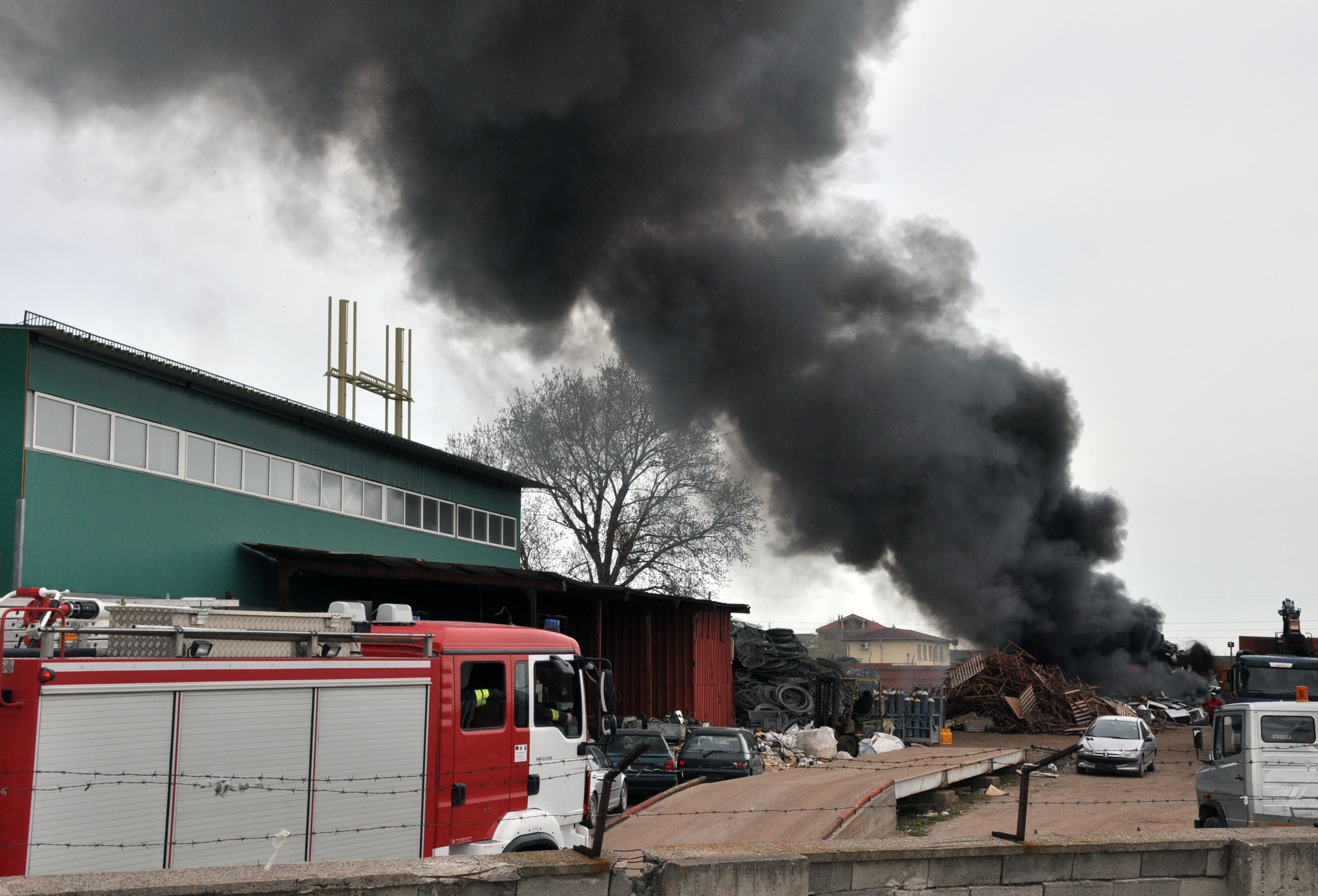 Пожарът в склада в Хасково