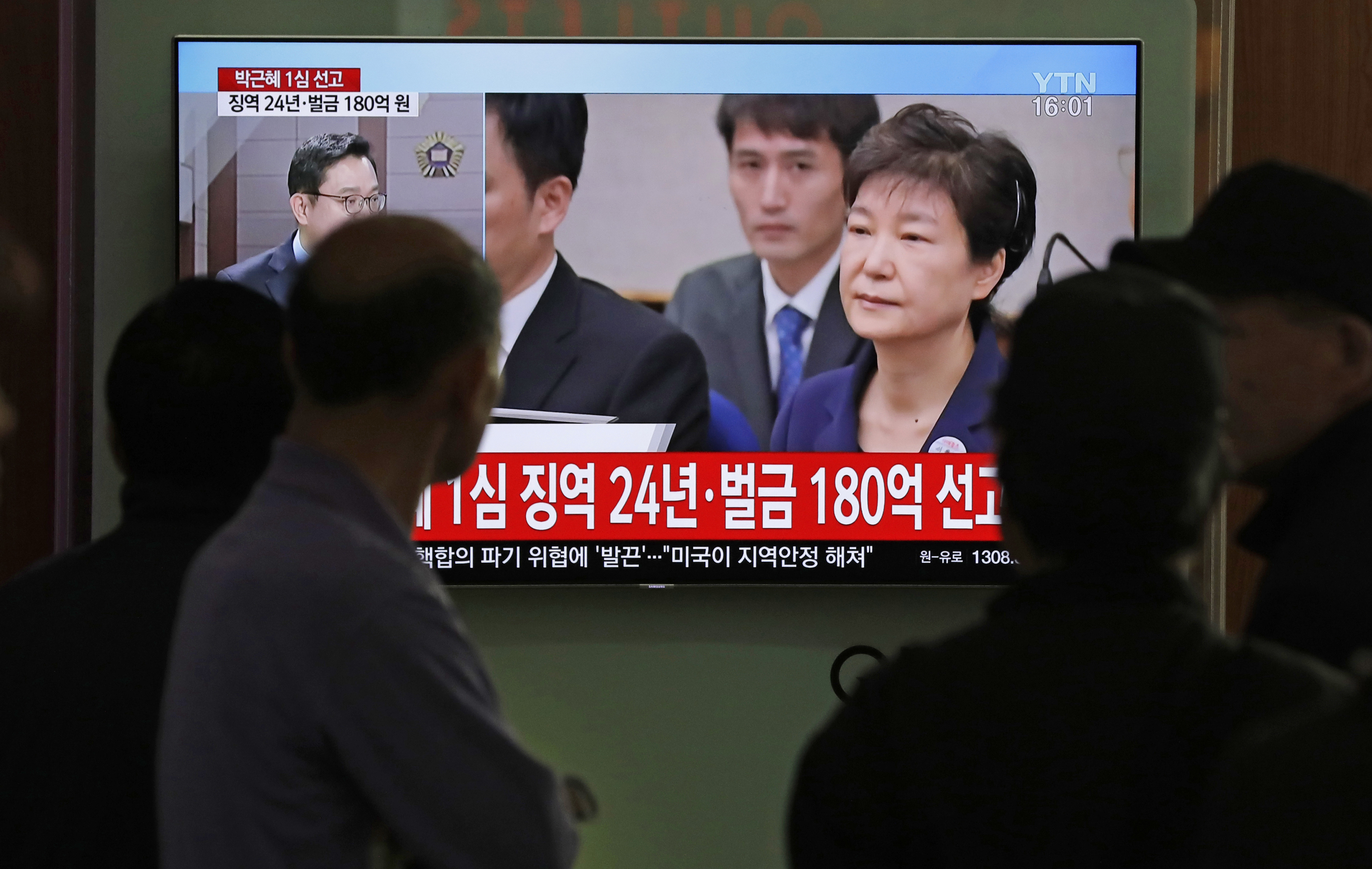 24 г. затвор за първата жена президент на Южна Корея