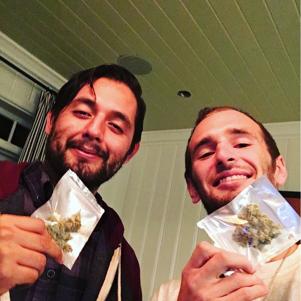 Хопър Пен (вдясно) държи марихуана