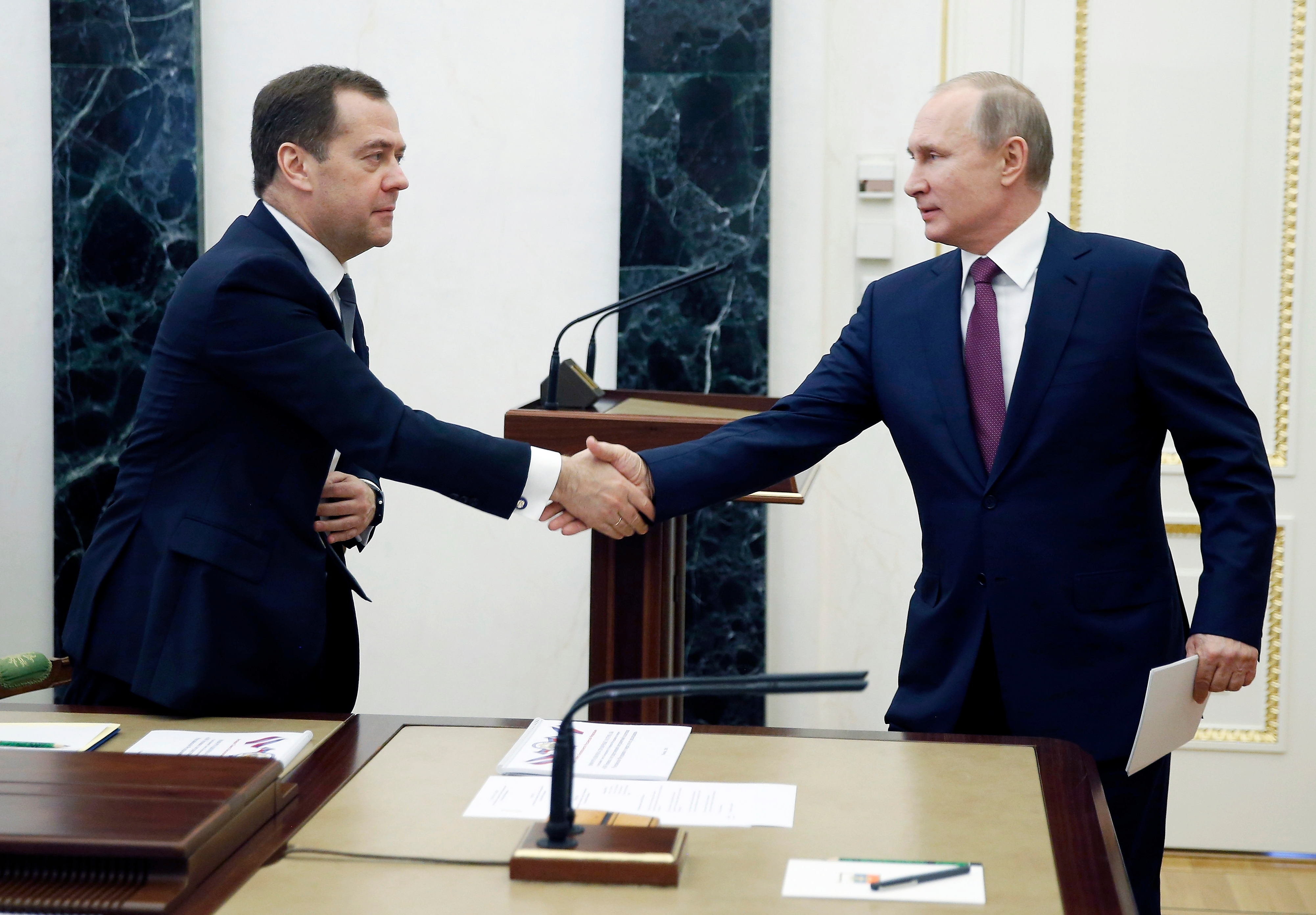 Доходите на Дмитрий Медведев обаче са намалели малко