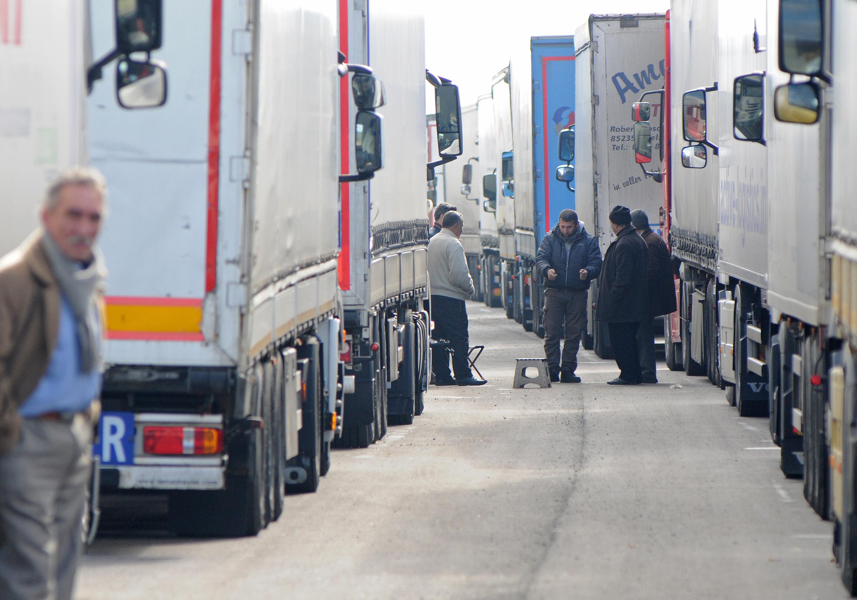 Тировете да плащат повече за ремонт на пътищата, искат българите