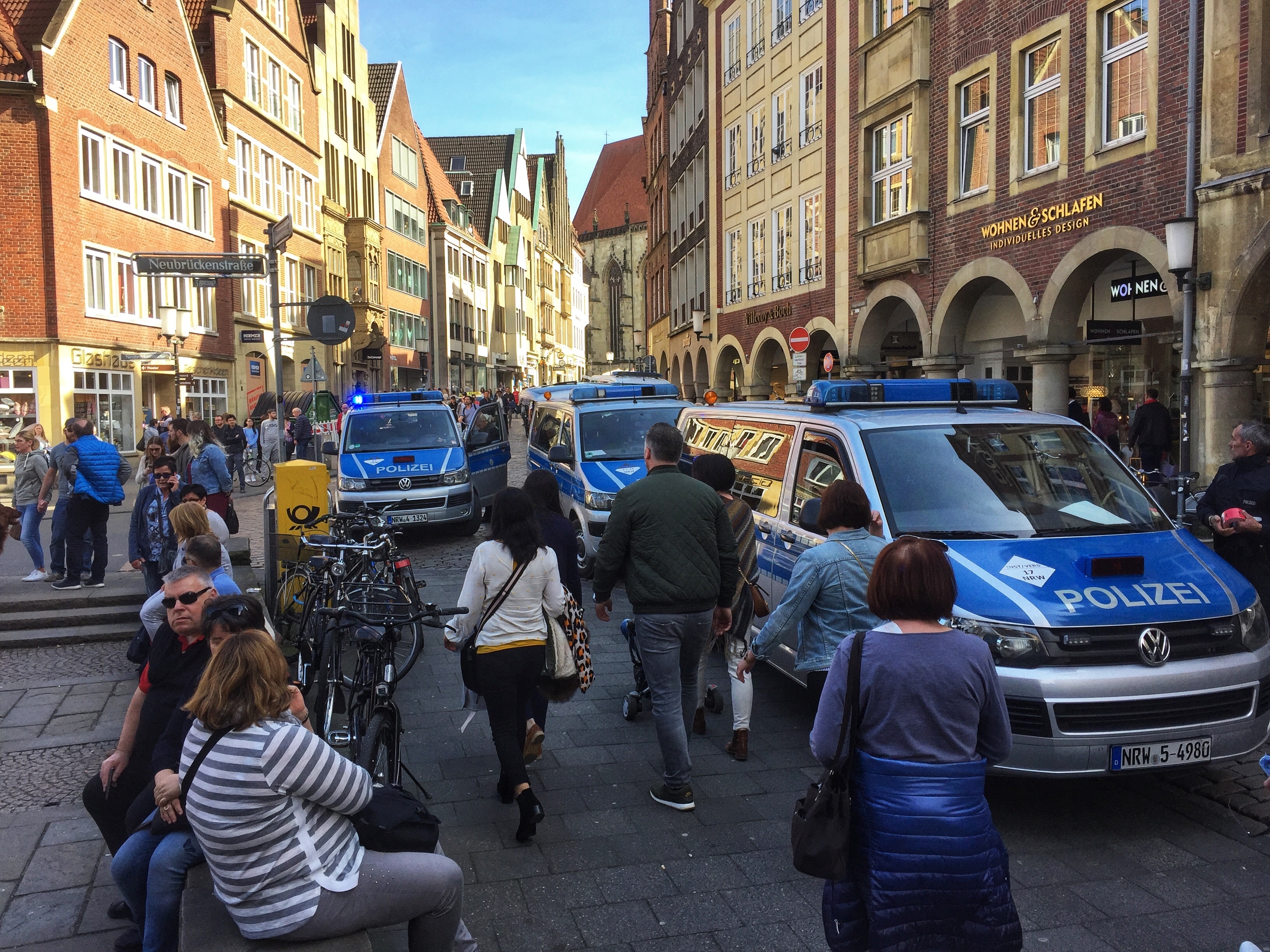 Полицейски ванове стоят в центъра на град Мюнстер