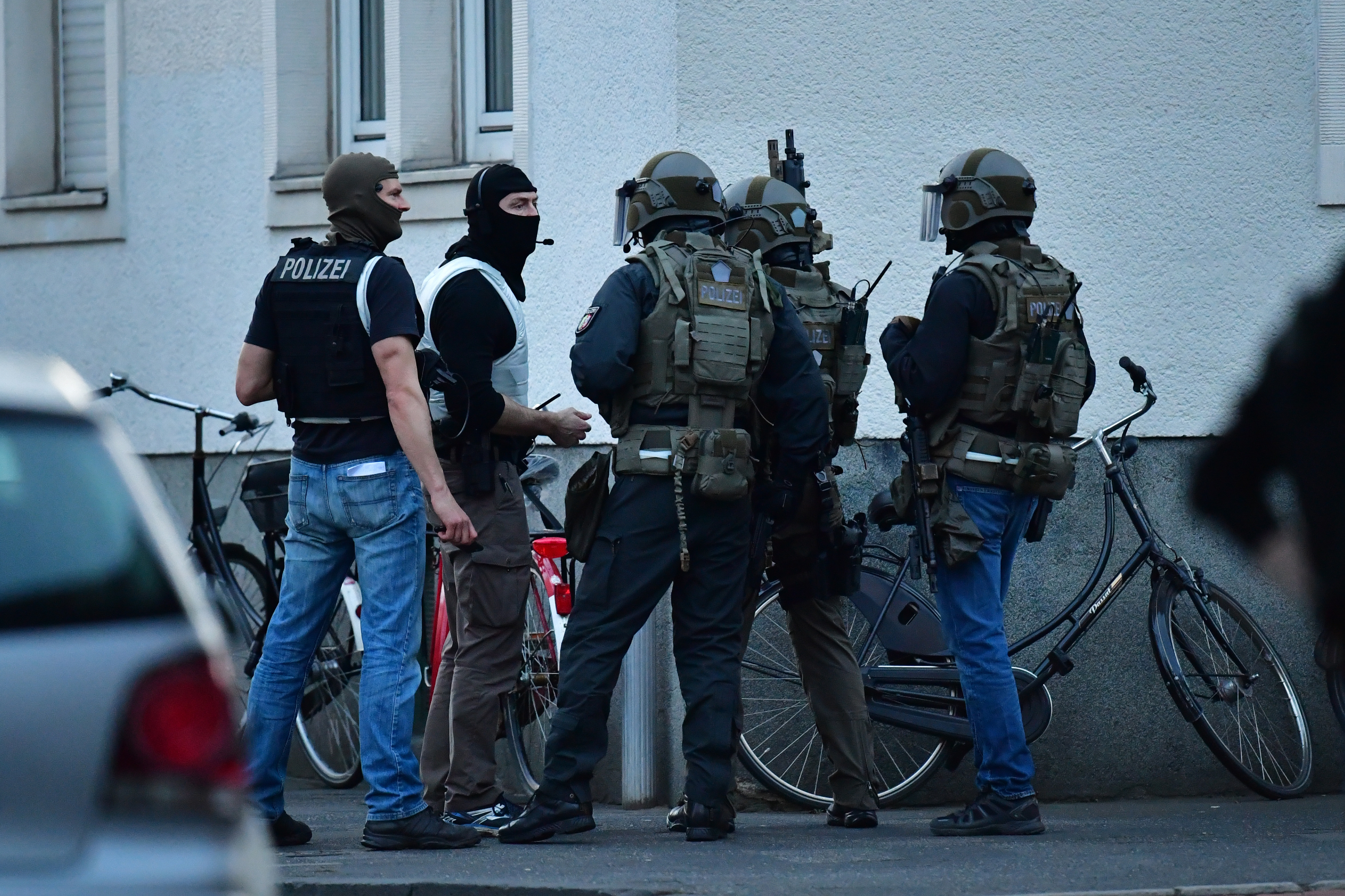Полиция със специално оборудване и екипировка на мястото на инцидента в Мюнстер