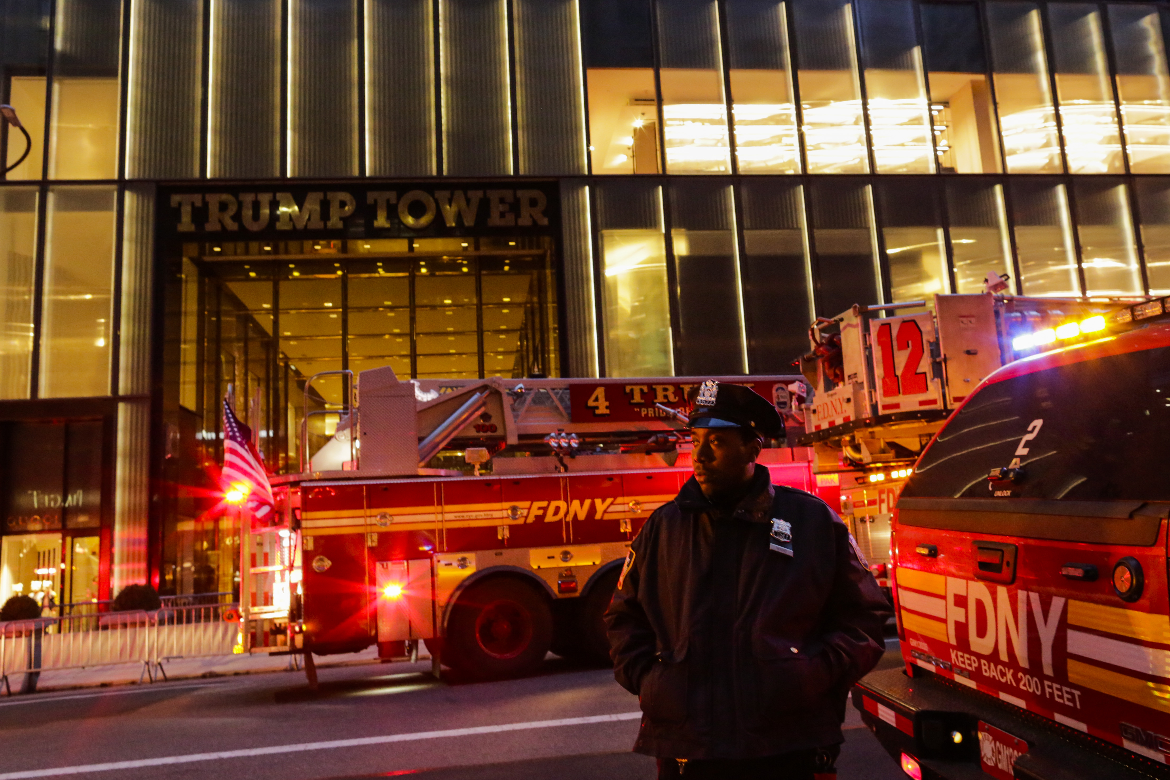200 пожарникари са участвали в гасенето на пожара в хотела на Тръмп