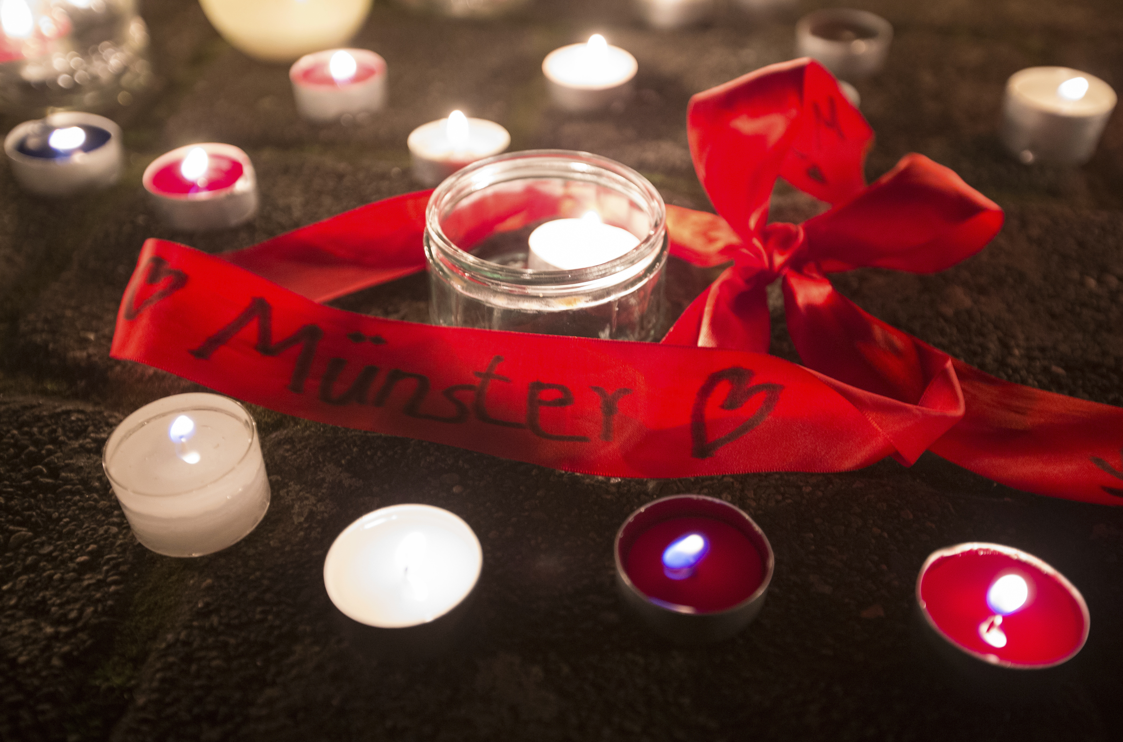 Жители и гости на Мюнстер поставиха червена панделка и запалени свещи на мястото на трагедията