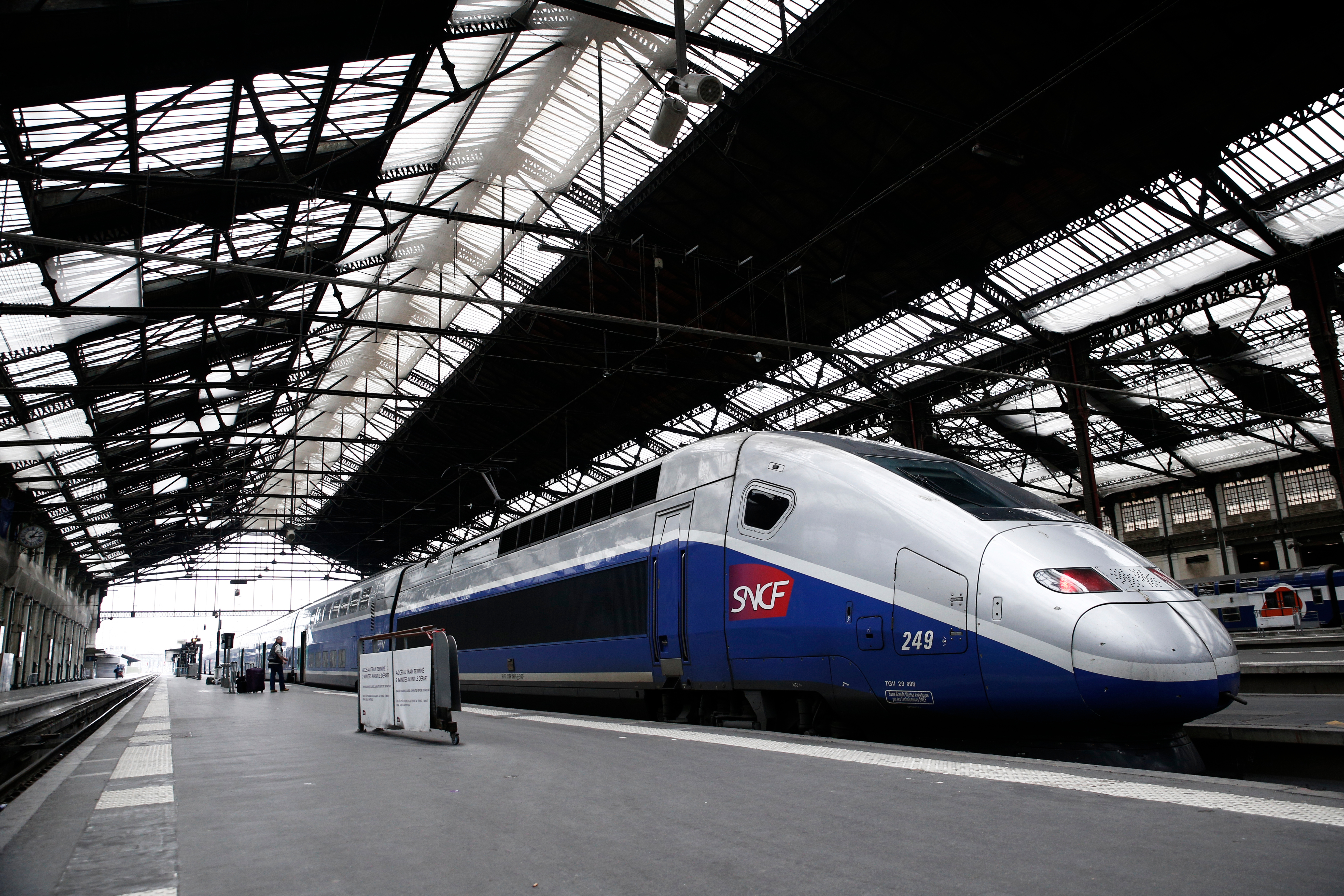 Френските железничари стачкуват, защитавайки синдикалните си права, които ще бъдат засегнати от предстоящи реформи