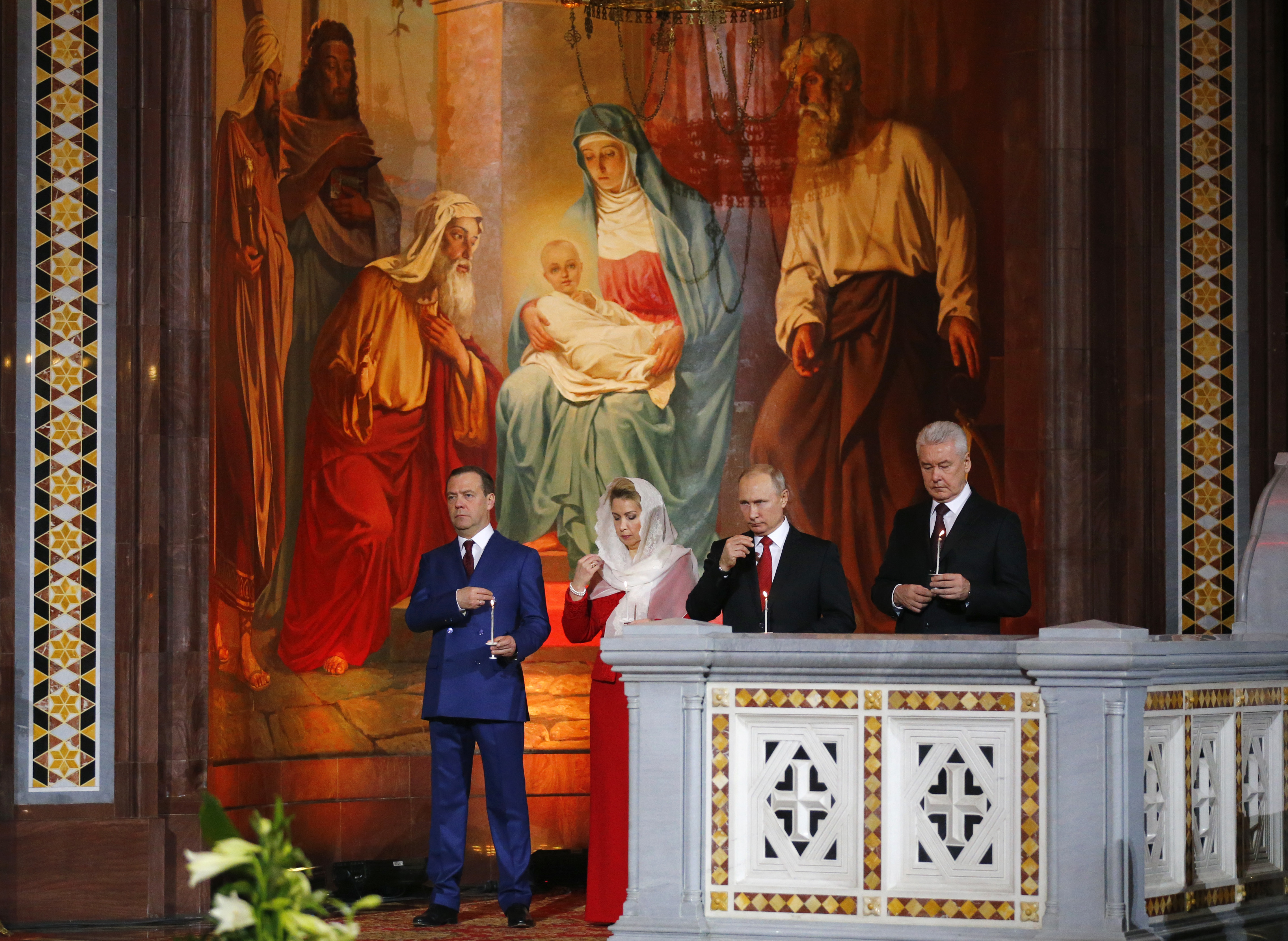 Путин, Медведев със съпругата си и московският кмет Собянин по време на Великденското богослужение