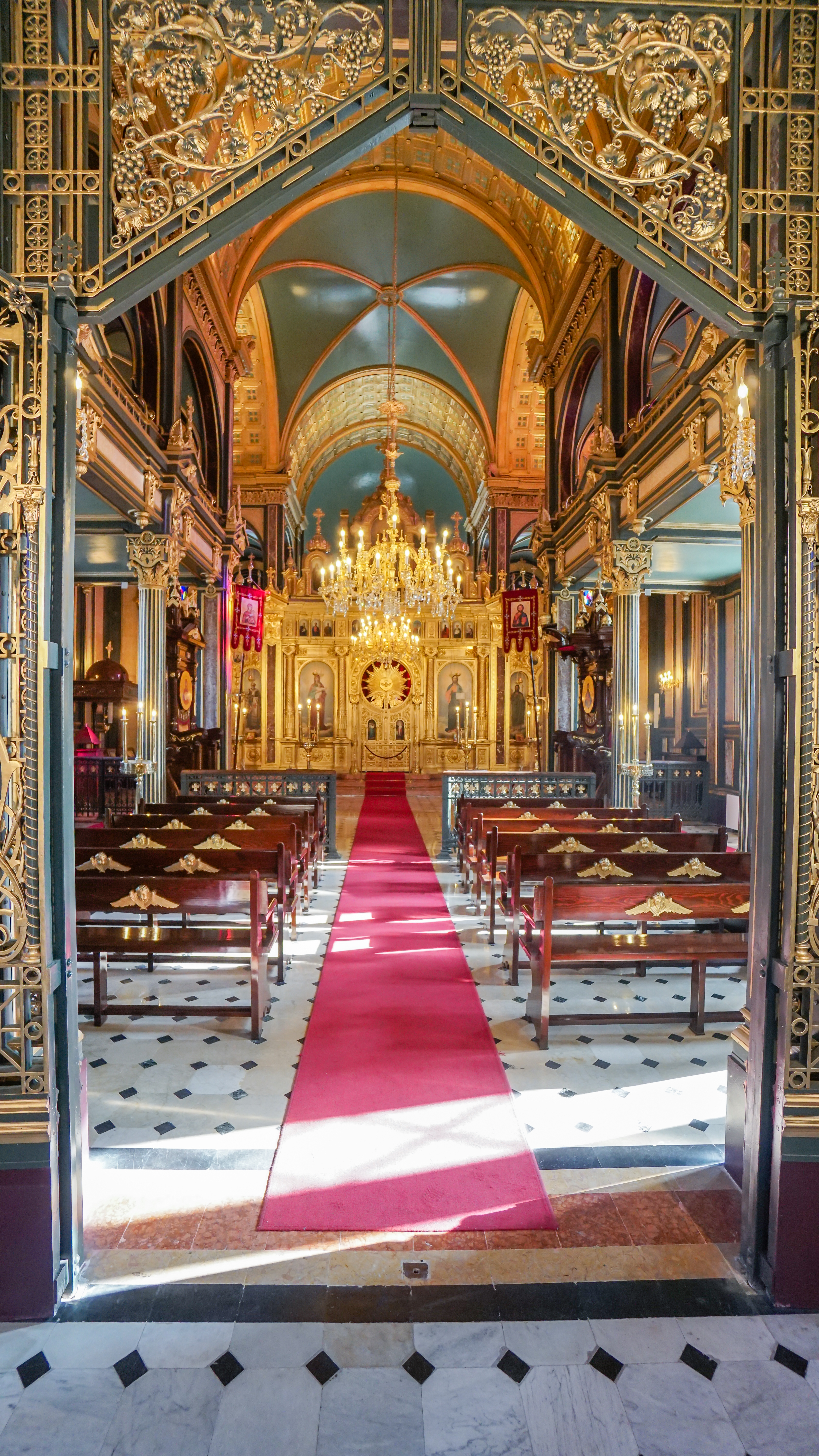 След седемгодишно прекъсване, българите в Истанбул посрещнаха Великден в обновената църква ”Свети Стефан”